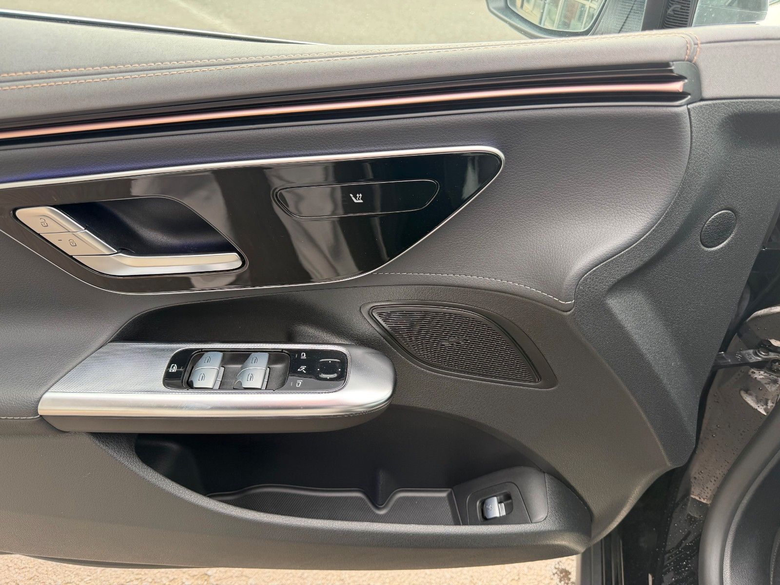 Fahrzeugabbildung Mercedes-Benz EQE 300 Avantgarde+AHK+RFK+Ambiente+HaLenkung