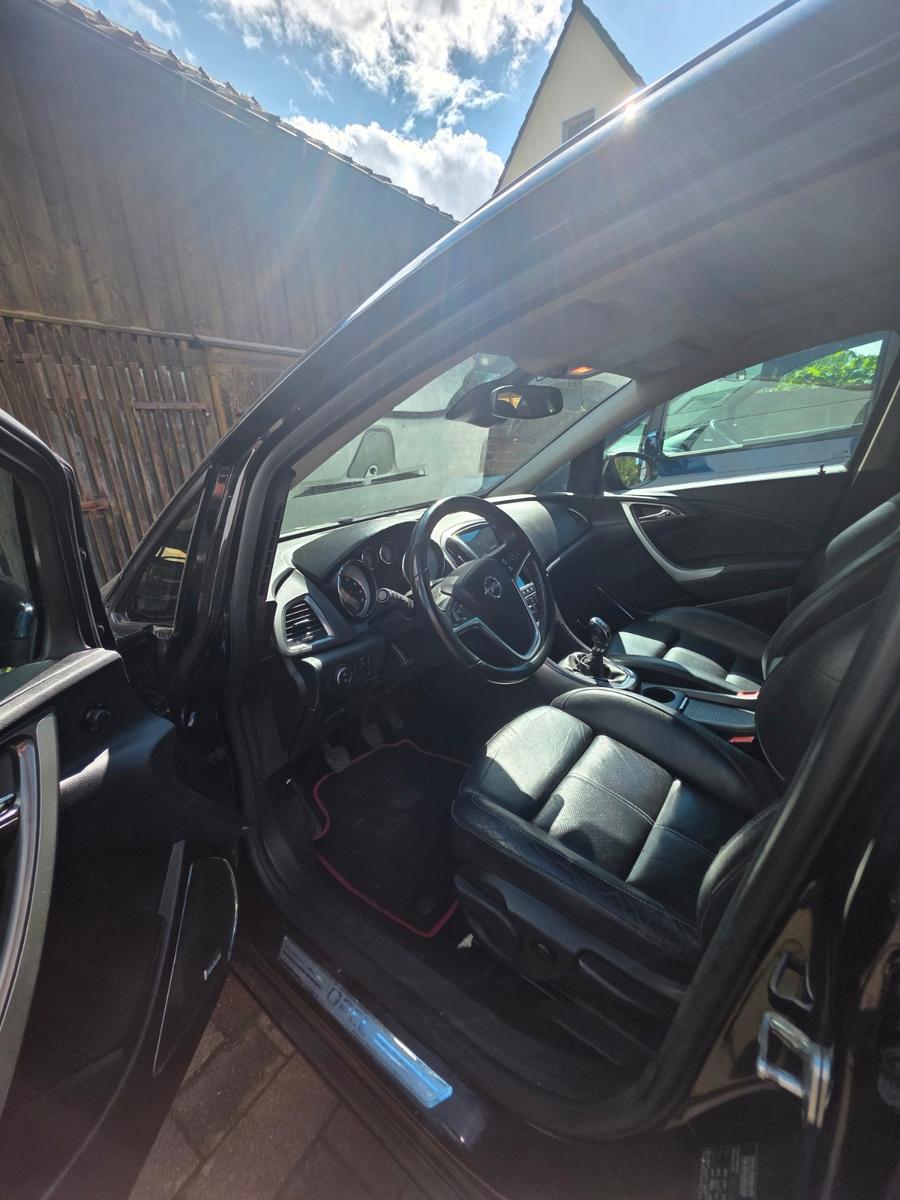 Opel Astra 2011 — photo 7