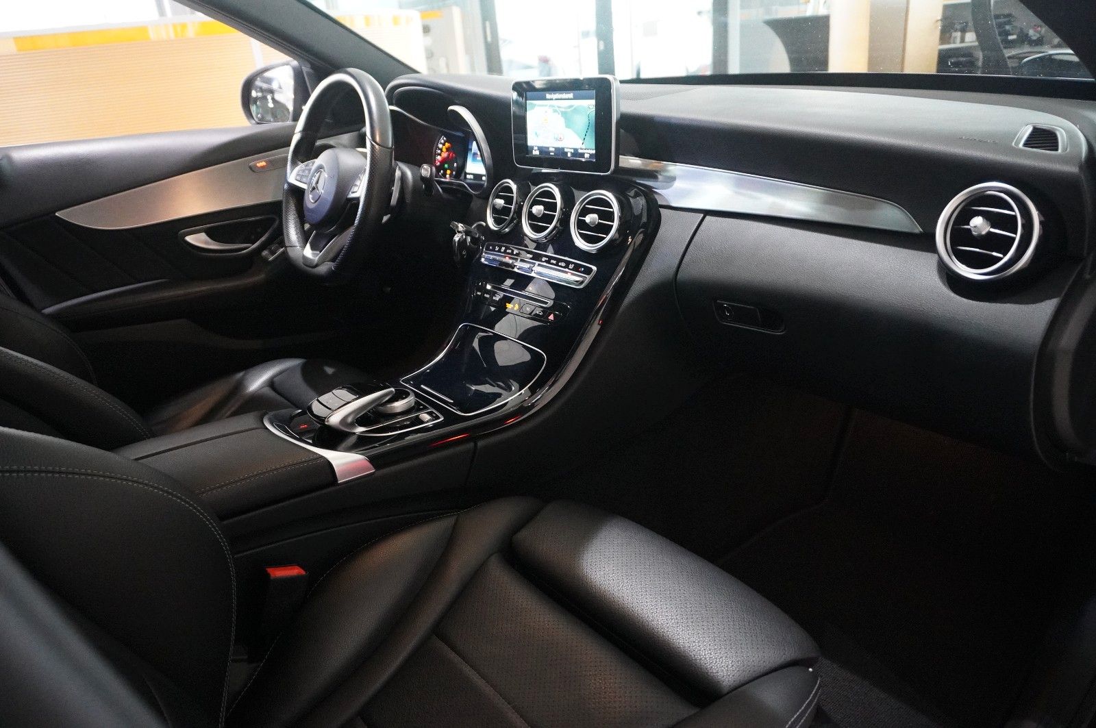 Fahrzeugabbildung Mercedes-Benz C 200 LIM. AMG LINE NAVI/LED/KAMERA/SH/SPORT/AHK