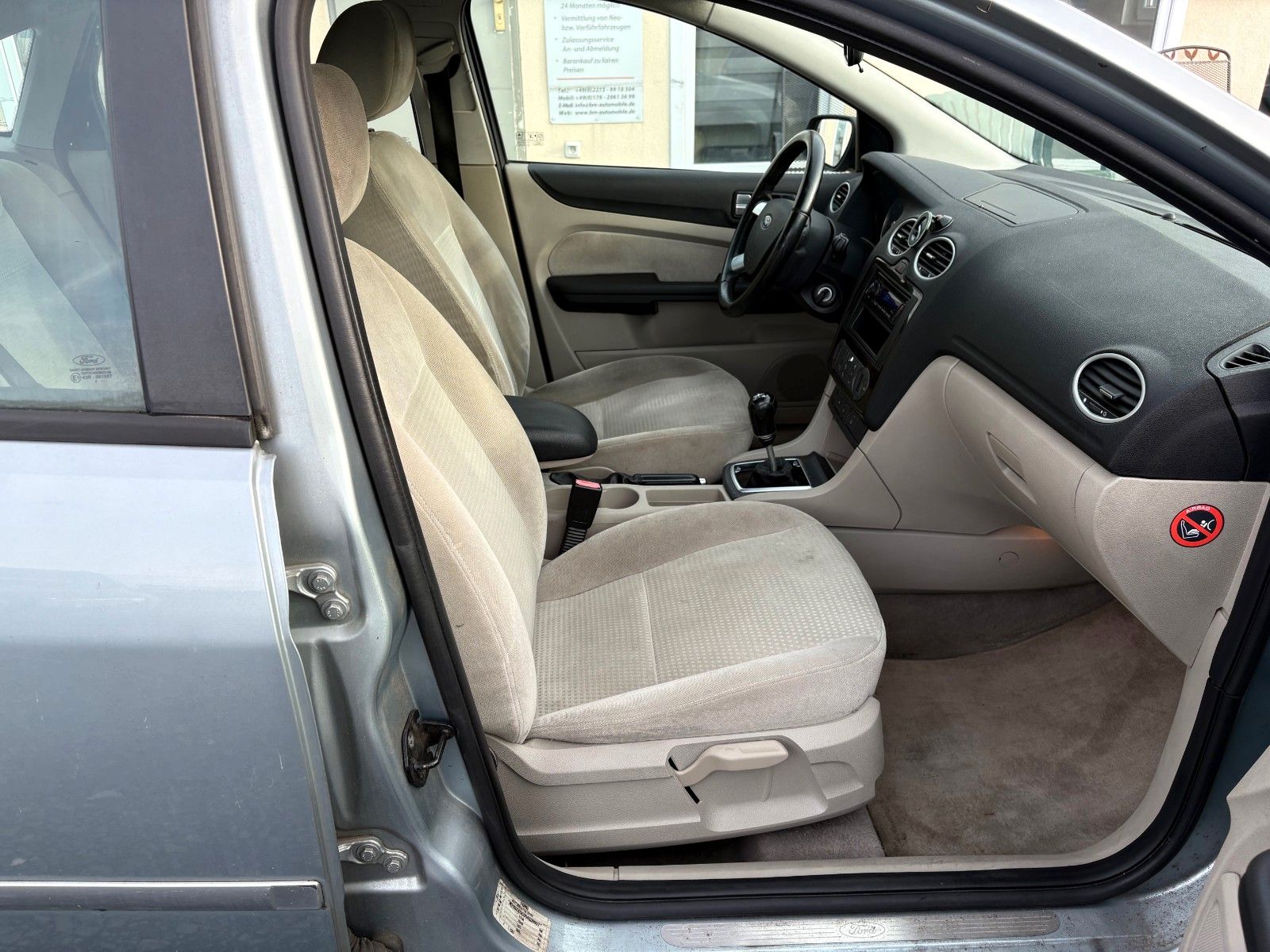 Fahrzeugabbildung Ford Focus 1.6 Lim. Ghia Klimaauto Glasdach SHZ PDC