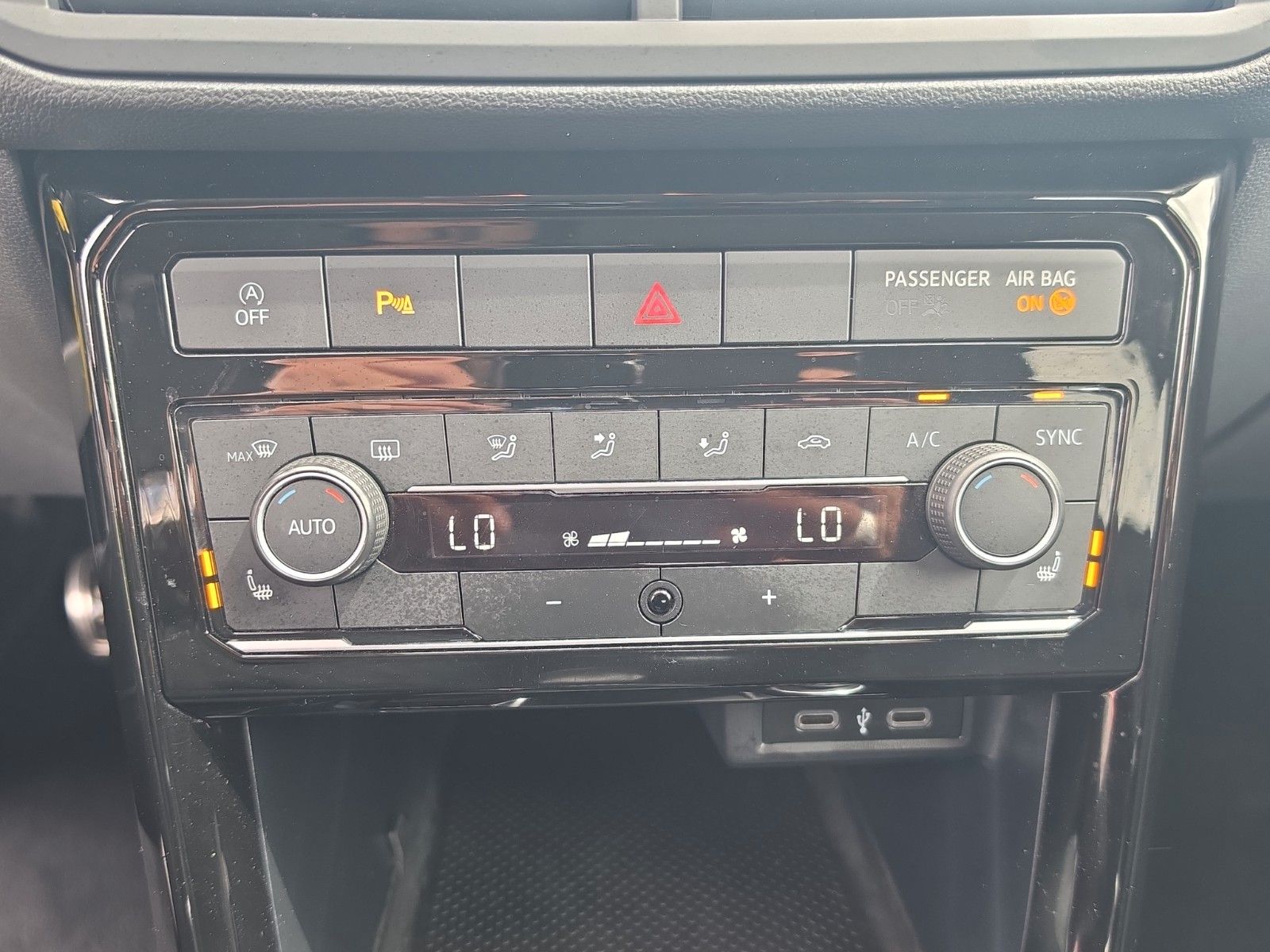 Fahrzeugabbildung Volkswagen T-Cross United NAVI SHZ PDC APP-CONNECT