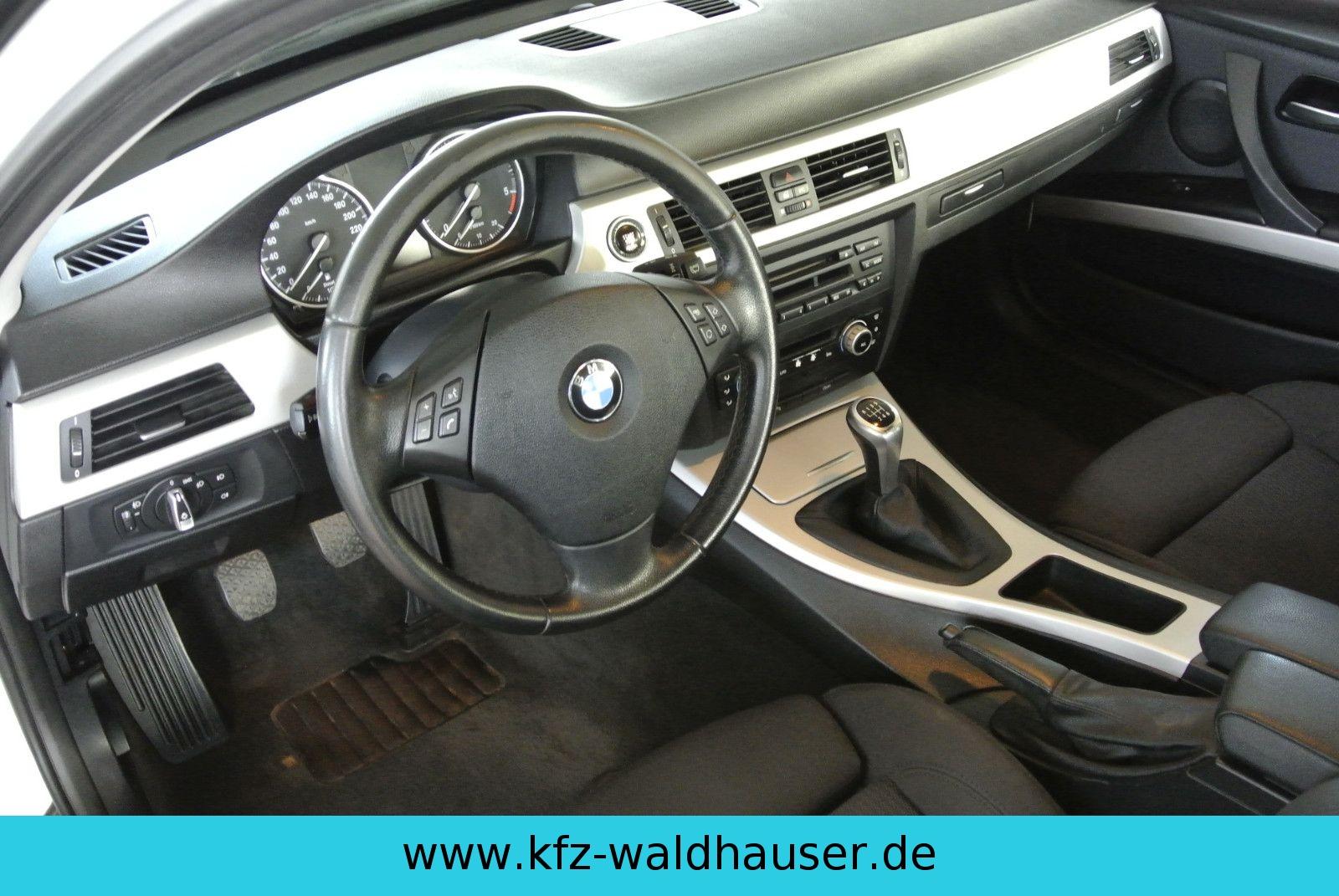 BMW 318 2010 — photo 30