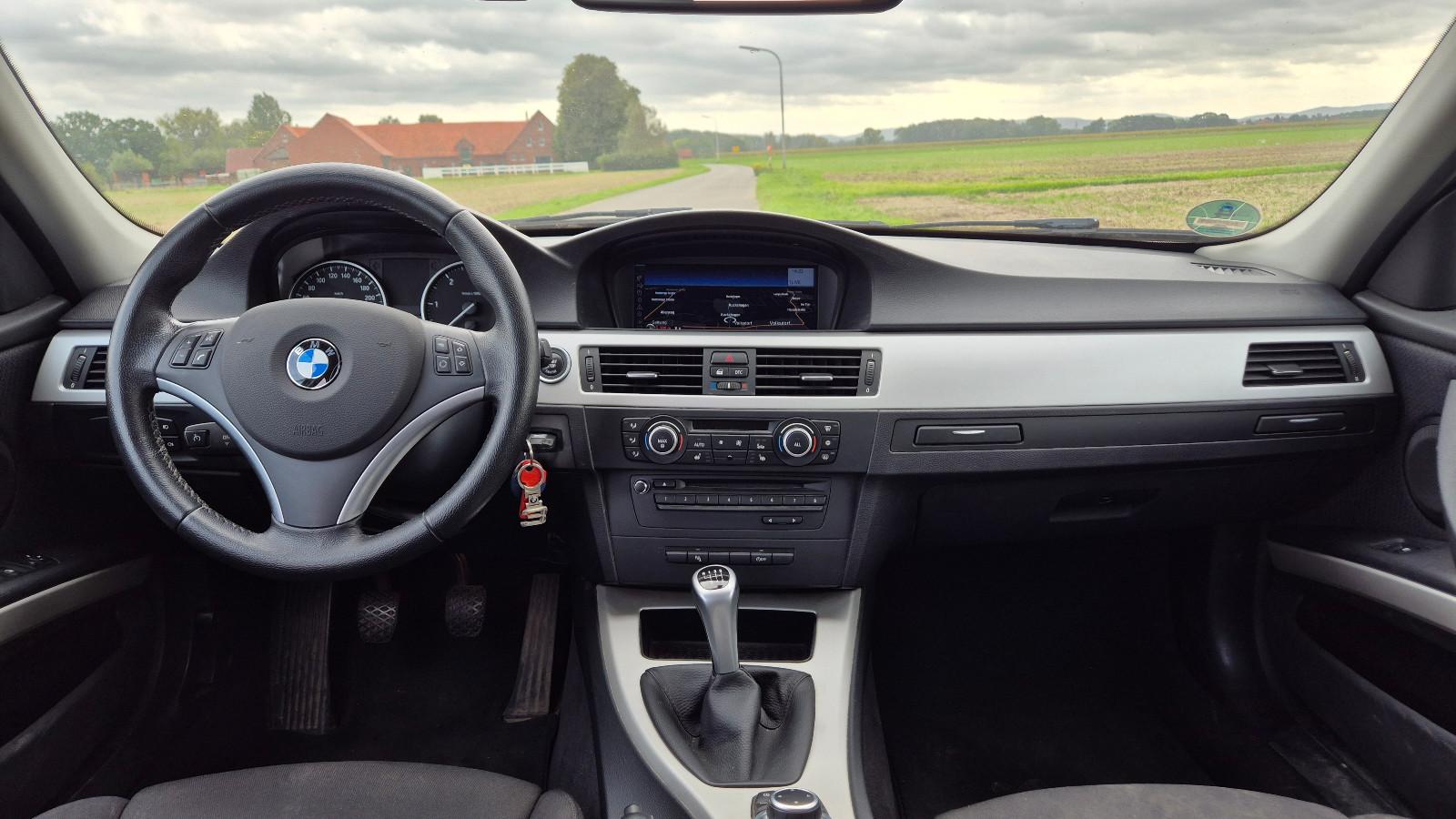 BMW 320 2010 — photo 7