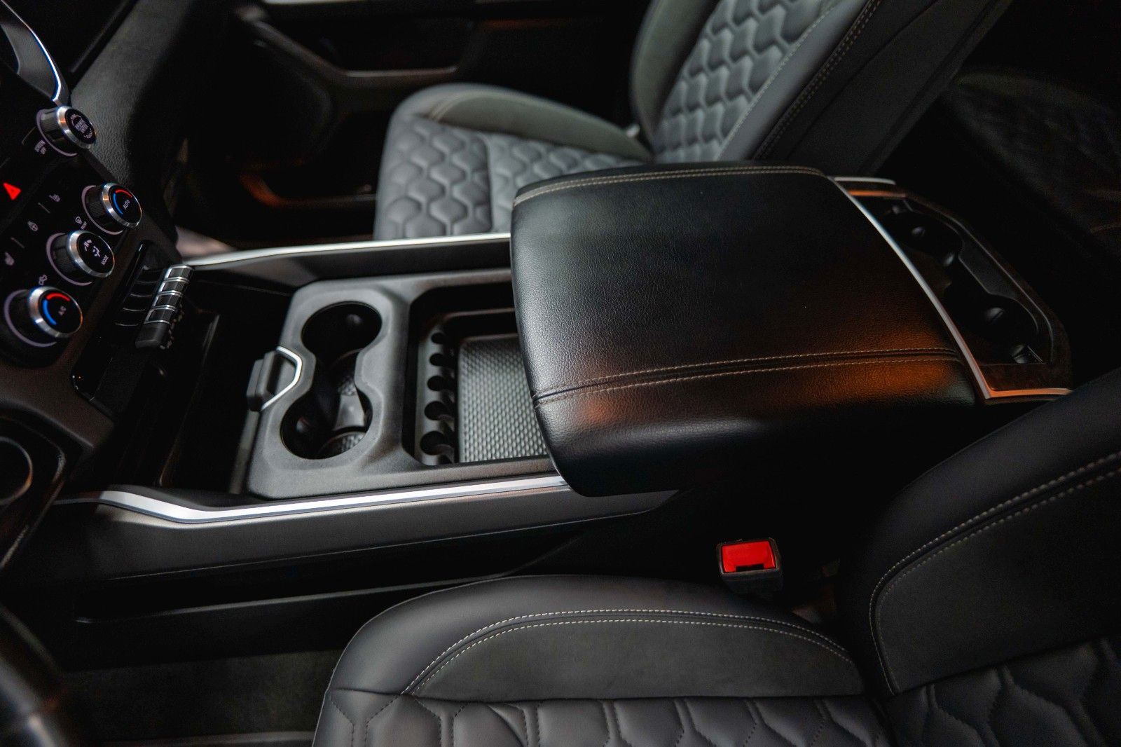 Fahrzeugabbildung Dodge RAM 5.7 V8 HEMI 4x4 Offroad Night-Paket LED 19%