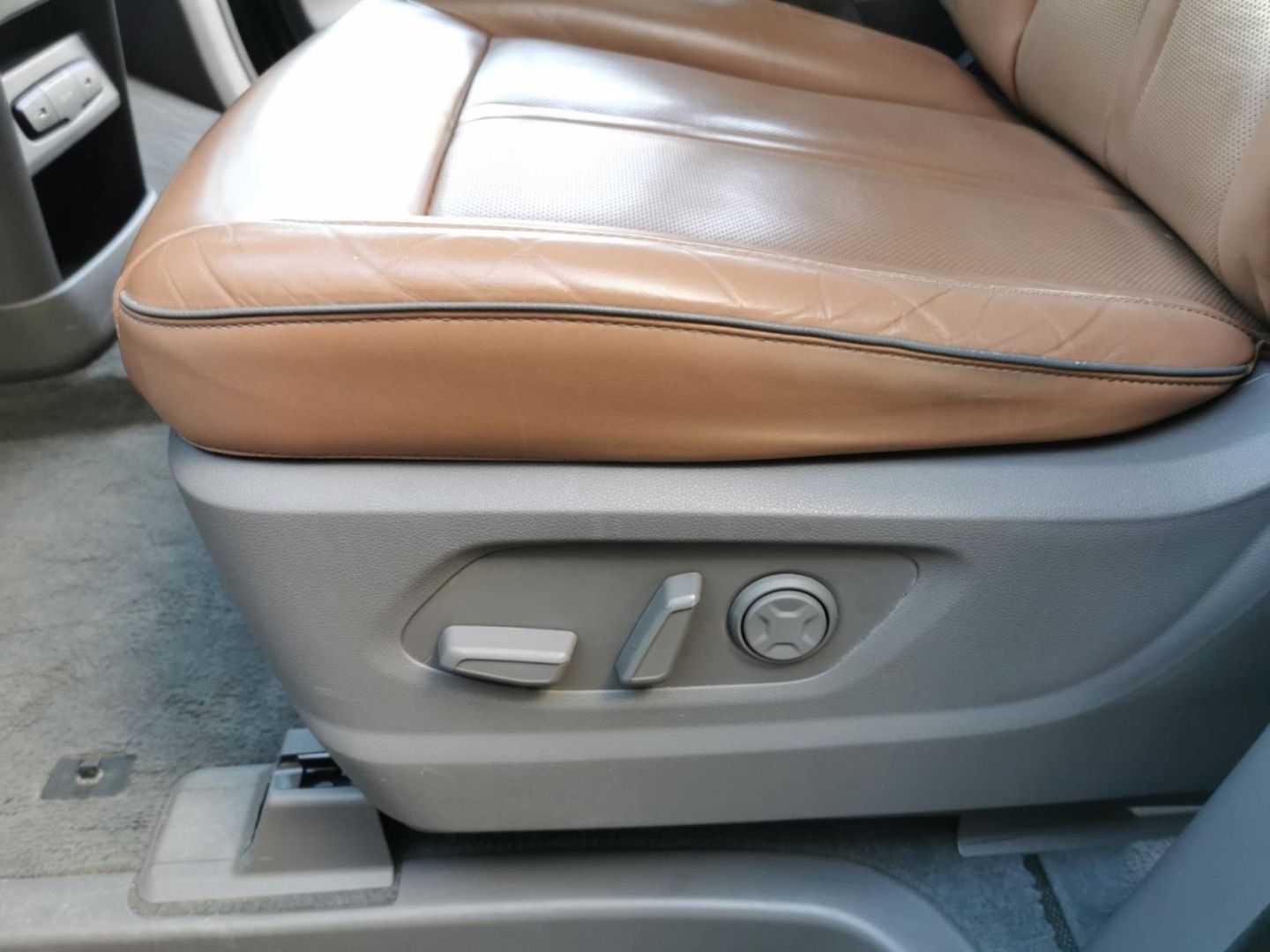 Fahrzeugabbildung Hyundai STARIA Signature 4WD 7-Sitzer PANO+AHK+GARANTIE