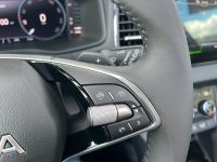 SKODA Karoq 1.5 TSI DSG Selection PANO KAM AHK 5JGAR bei Autohaus Landmann & Maier OHG