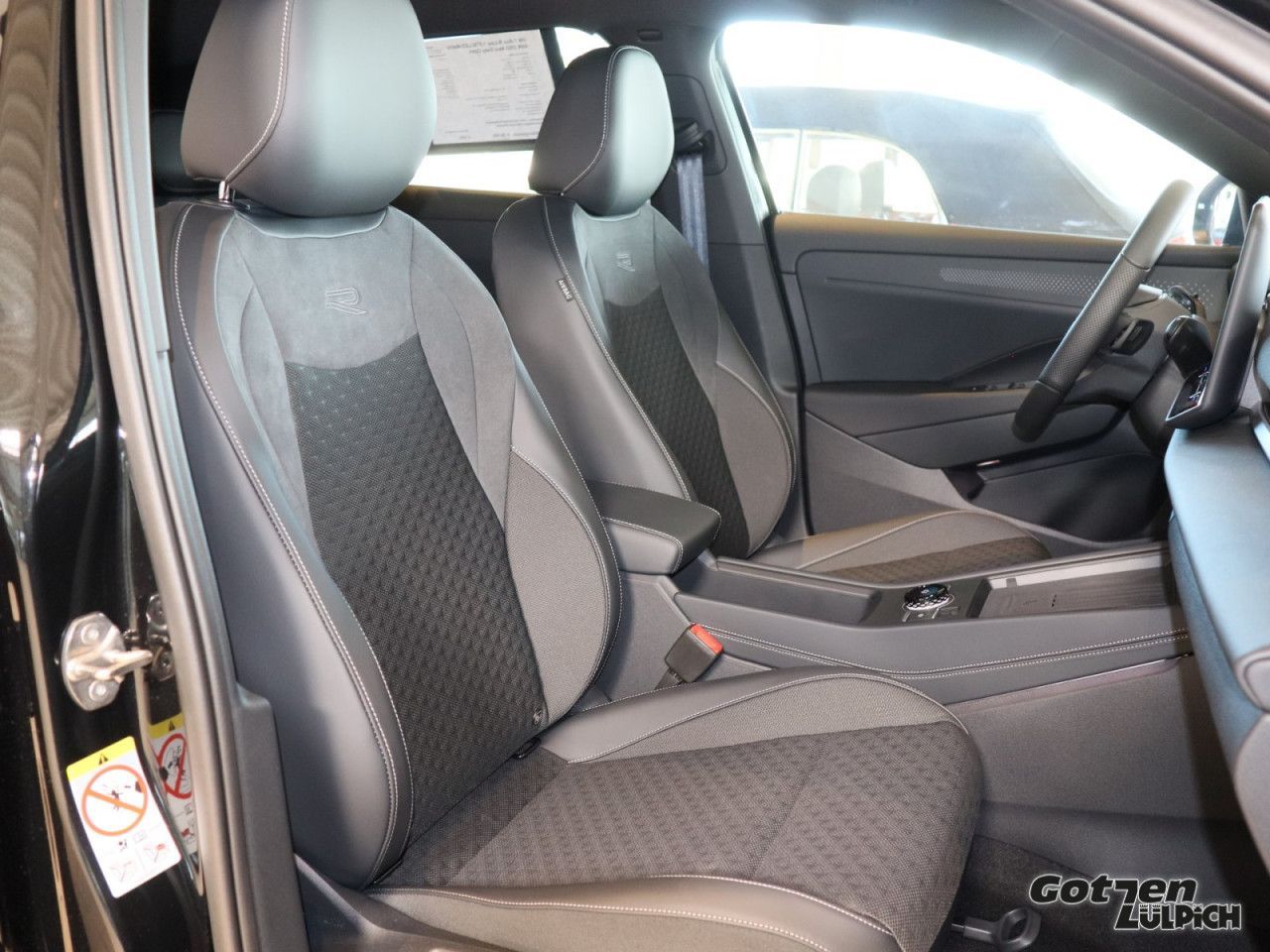 Fahrzeugabbildung Volkswagen T-Roc R-Line 1,5TSI LED-Matrix AHK DSG Navi Easy