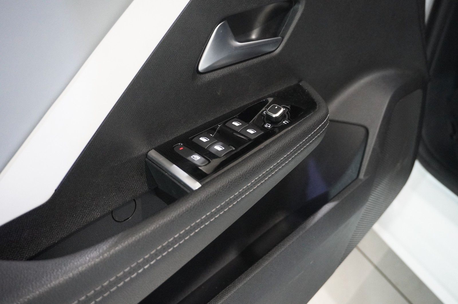 Fahrzeugabbildung Opel Astra L Lim. 1.2T ELEGANCE NAVI/LED/KAMERA/SPORT