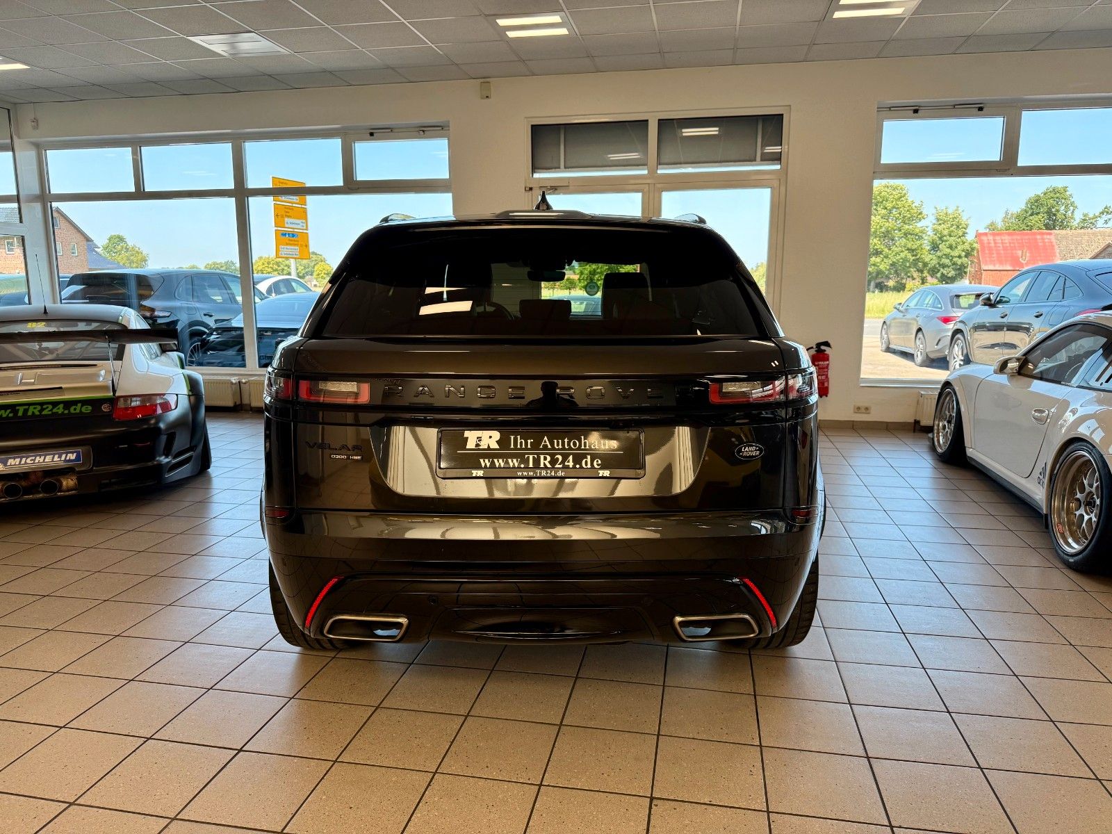 Fahrzeugabbildung Land Rover Range Rover Velar R-Dynamic HSE Design Black