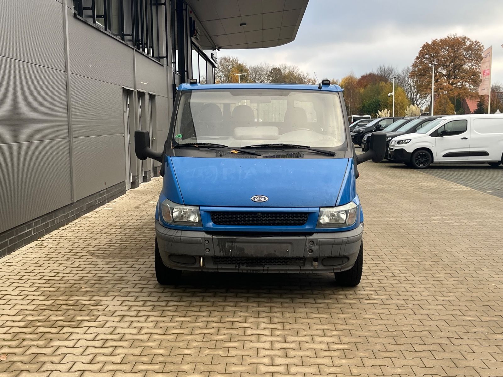 Fahrzeugabbildung Ford Transit Pritsche 2.4 FT 330 Mittel