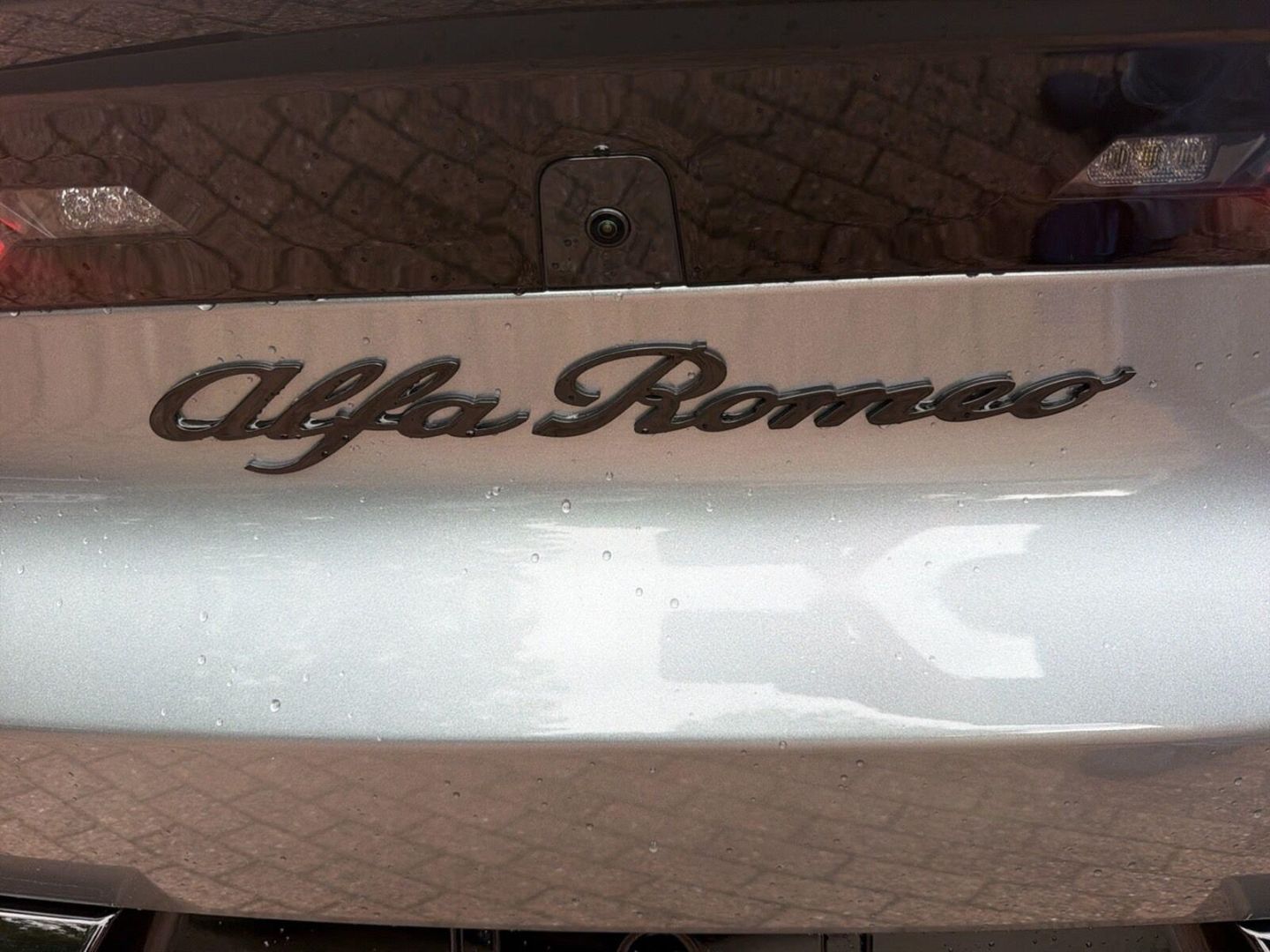 Fahrzeugabbildung Alfa Romeo Junior Ibrida Sport Speciale 1,2 VGT 107kW MY26