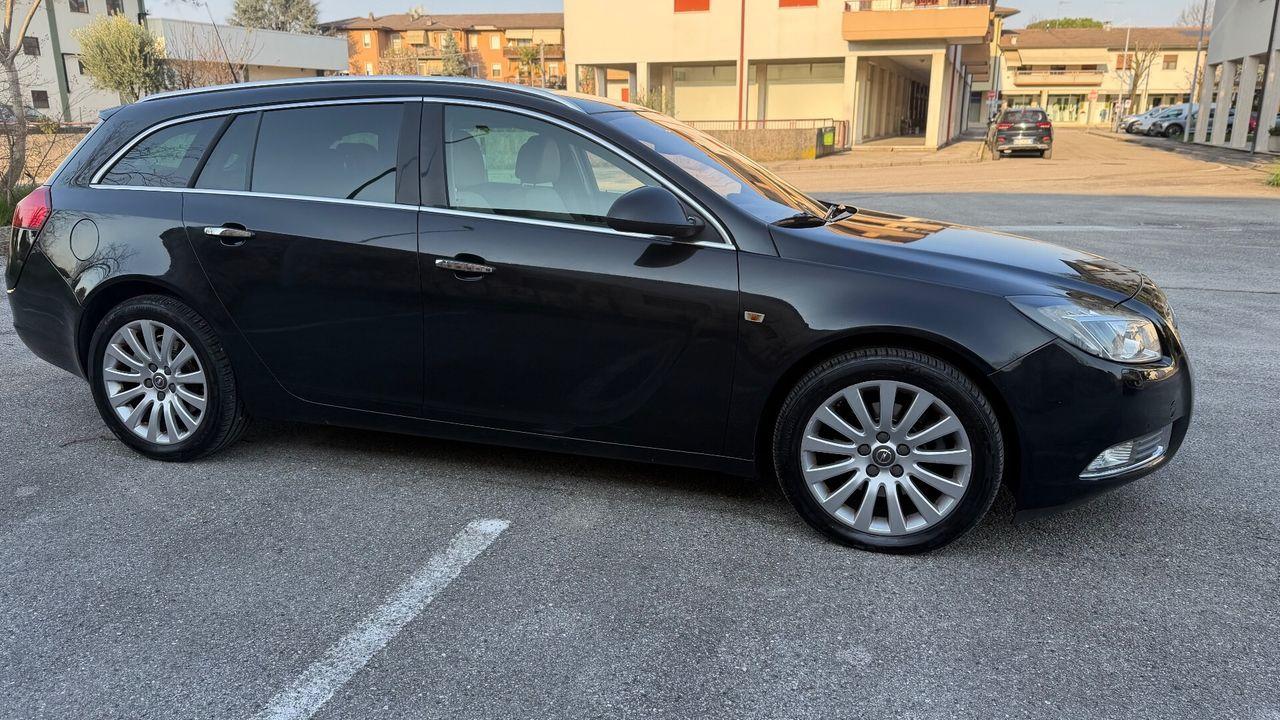 Opel Insignia 2010 — салон