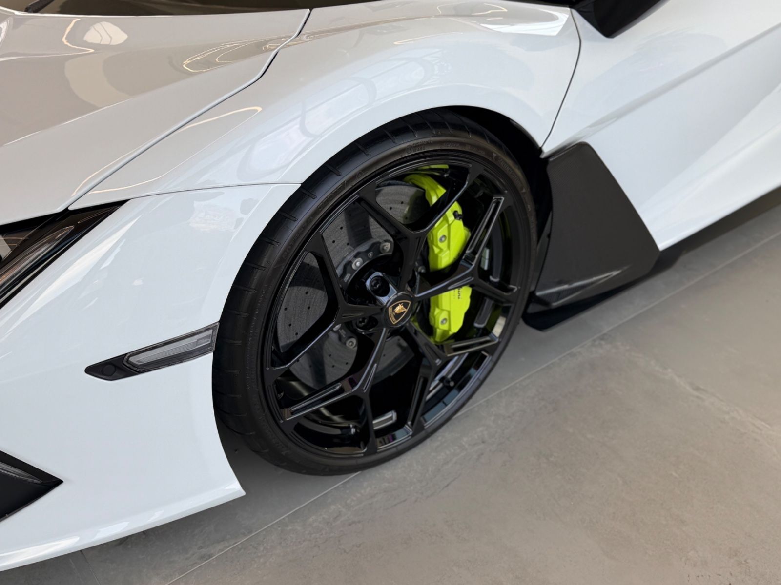 Revuelto V12 Full Carbon Lift Sonus