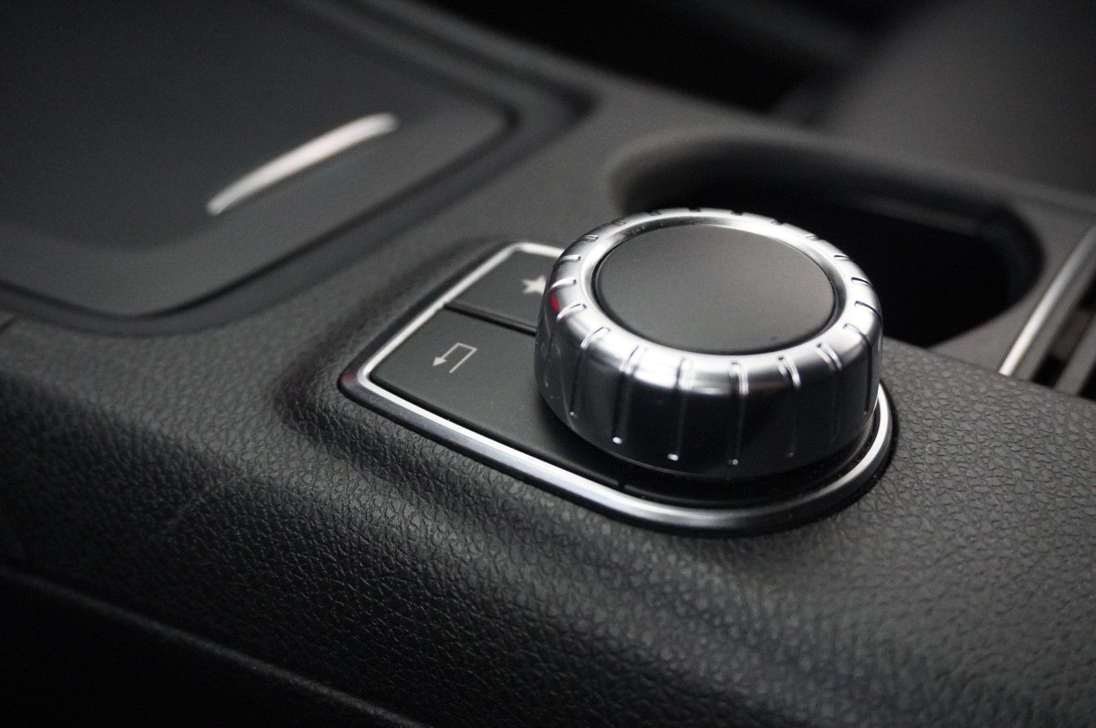 Fahrzeugabbildung Mercedes-Benz GLA 180 STYLE 7G-DCT NAVI/BI-XENON/SHZ/KAMERA