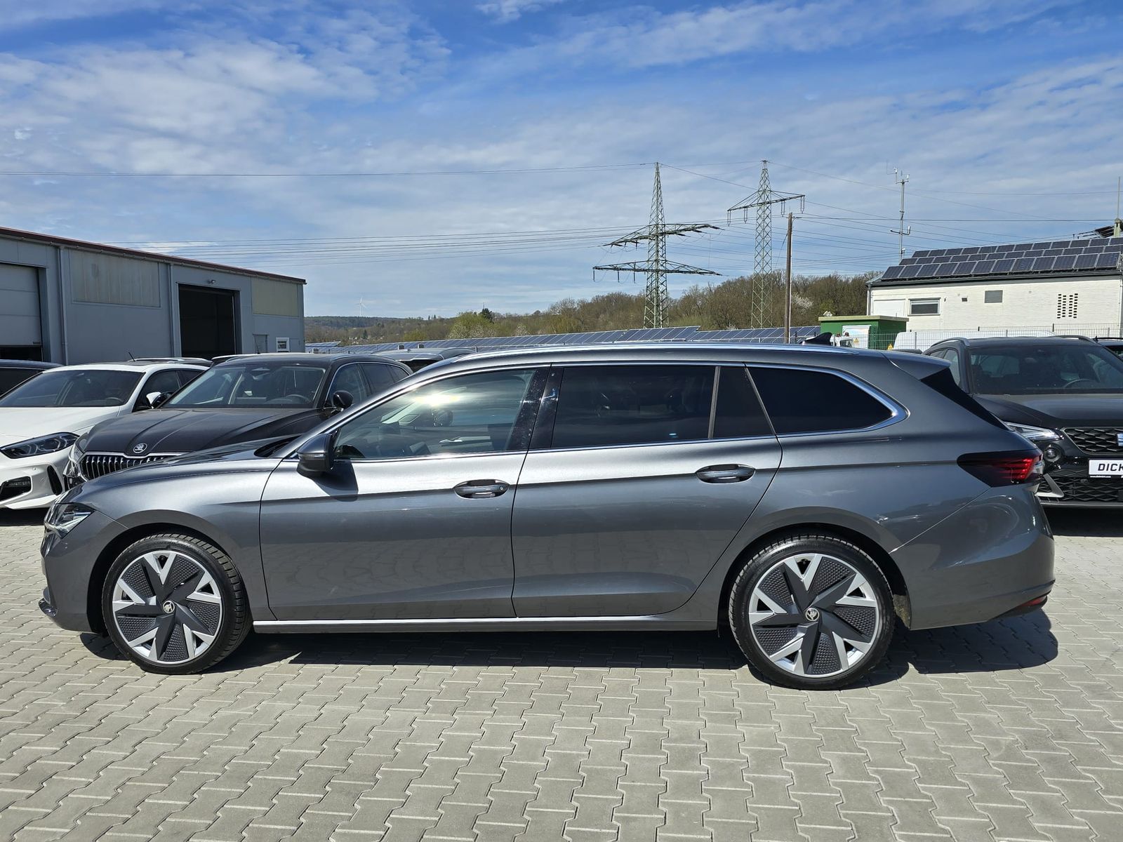 Fahrzeugabbildung SKODA Superb 2.0 TDI 4x4 Selection MATRIX*AHK*PANO*19"