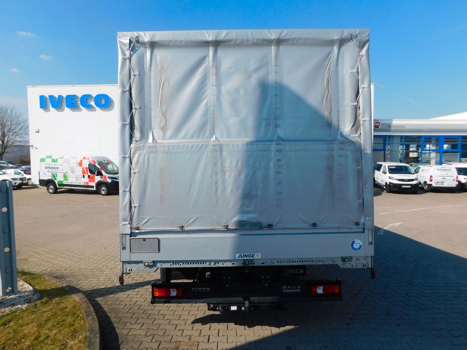 Fahrzeugabbildung Iveco Daily 70C18H/P Schiebeplane