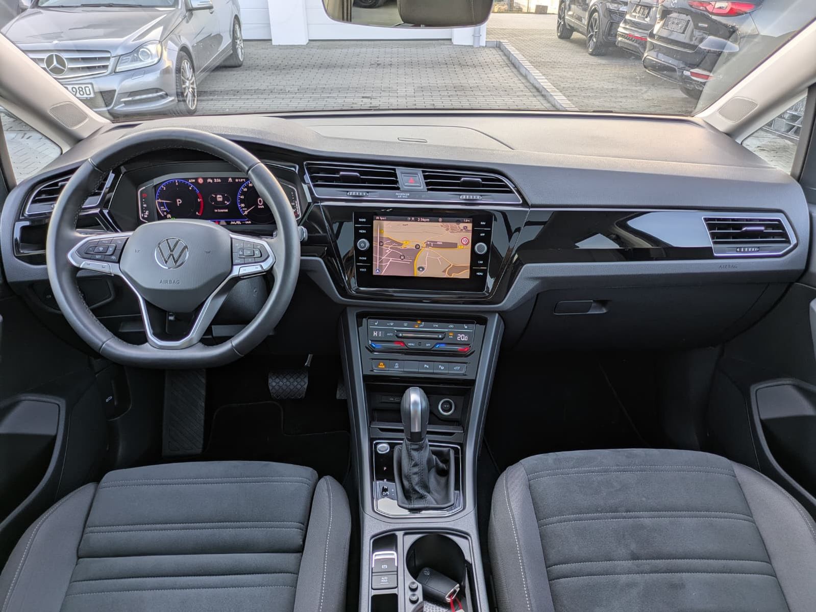 Fahrzeugabbildung Volkswagen Touran 2.0 DSG R-Line High. Pano 7-Si IQ.Dri AHK