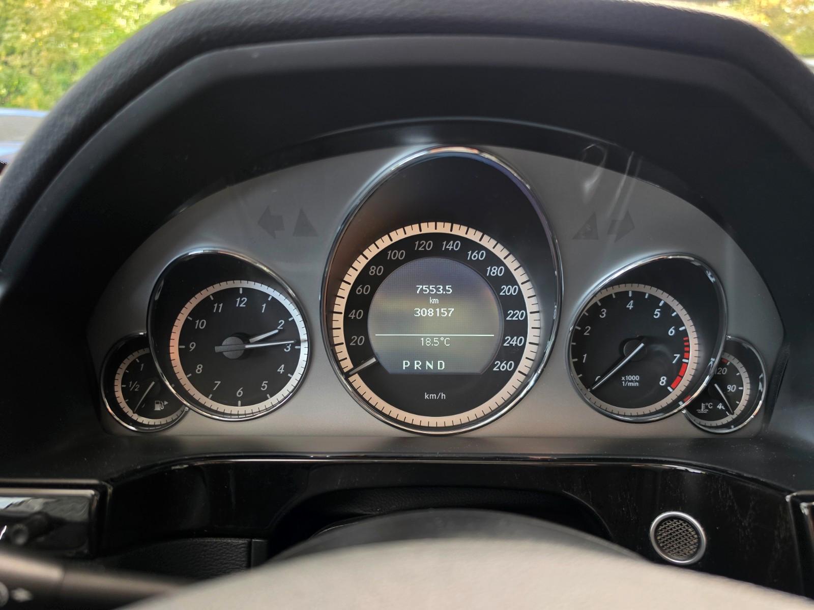 Mercedes-Benz E200 2011 — photo 9