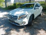 Mercedes-Benz GLA 250 - - rote Mercedes-Benz GLA 250