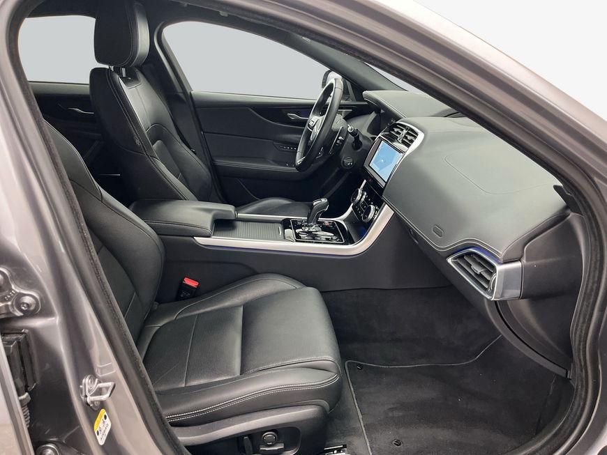 Jaguar XE D200 Aut. R-Dynamic Black