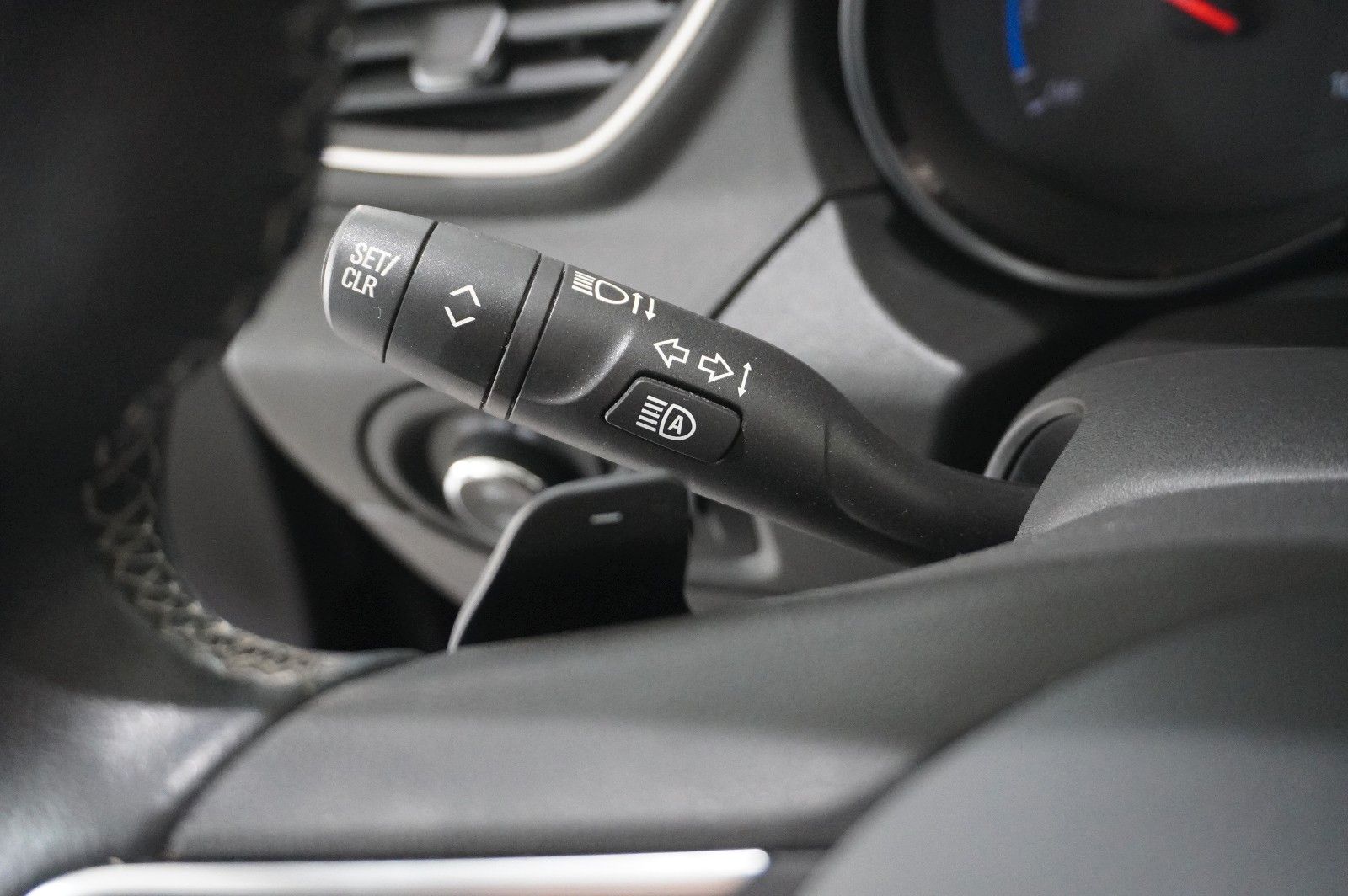 Fahrzeugabbildung Opel Grandland (X) 1.6T HYBRID NAVI/KAMERA/SH/SPORT