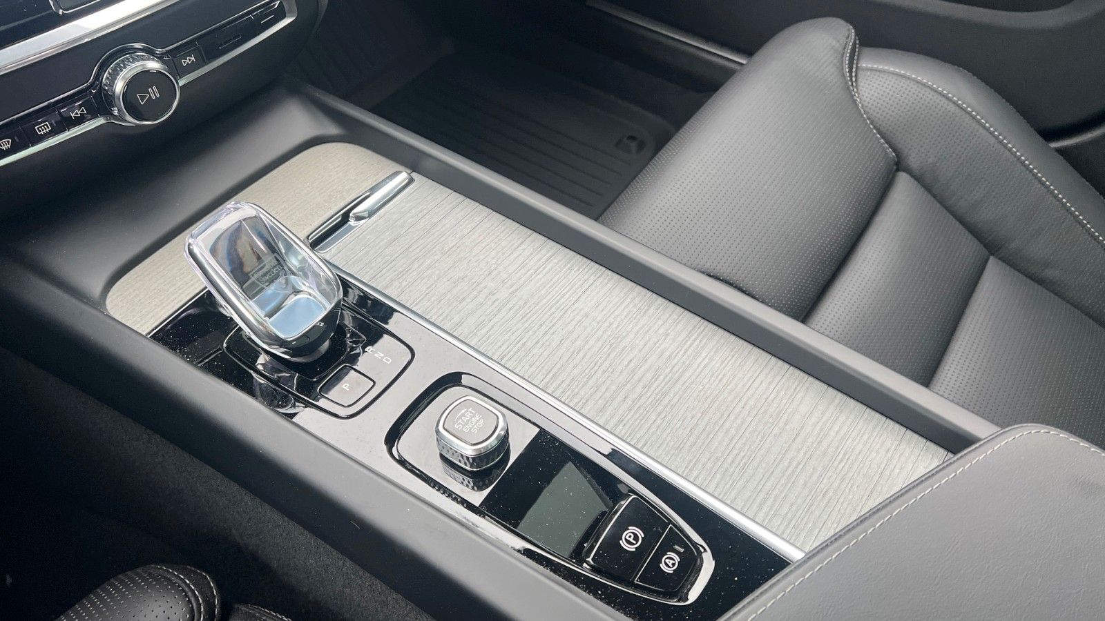 Fahrzeugabbildung Volvo V60 B4 CC Ultimate AWD*B&W*360°*SH*Massage*