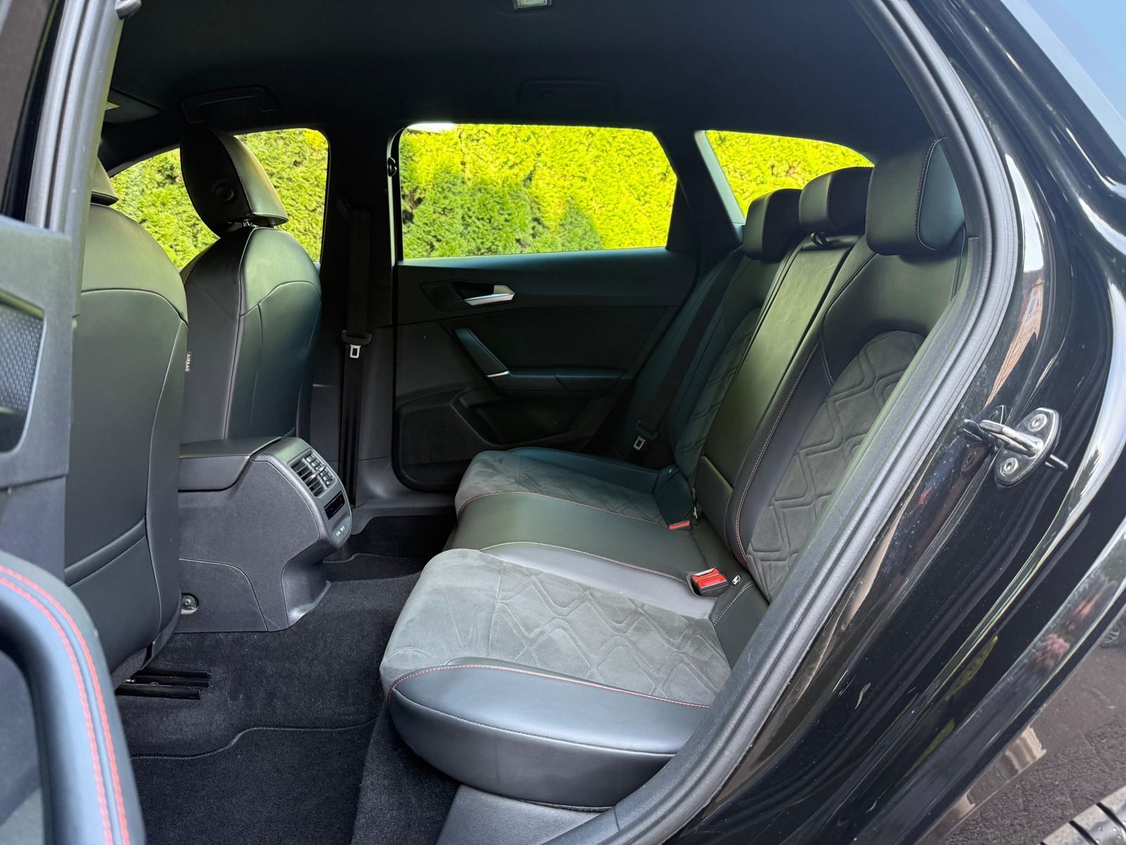 Fahrzeugabbildung SEAT Leon ST 2.0TDI DSG FR-Line LED+SHZ+VIRT+ACC+MEMO