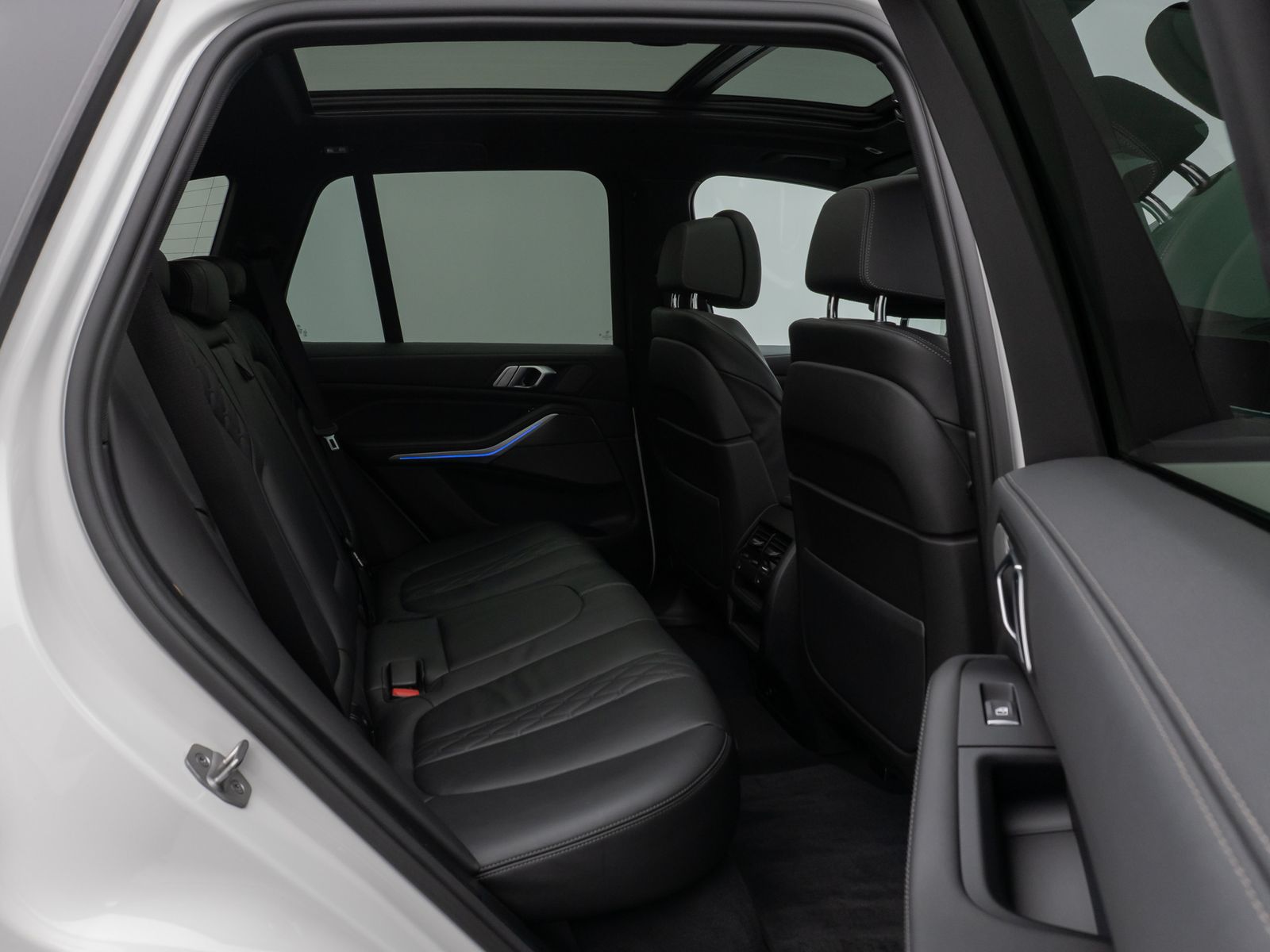 Fahrzeugabbildung BMW X5 M50i Panorama 360° HUD DAB H/K AHK Individual