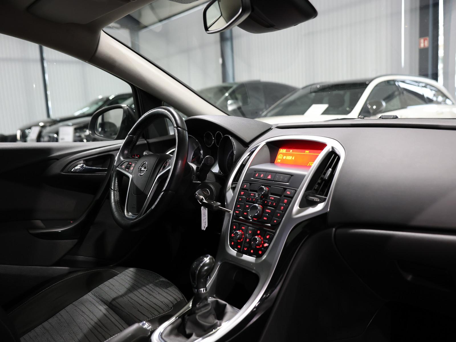 Opel Astra J 1.6 STYLE / LEDER / TEMPOMAT / PDC / SHZ