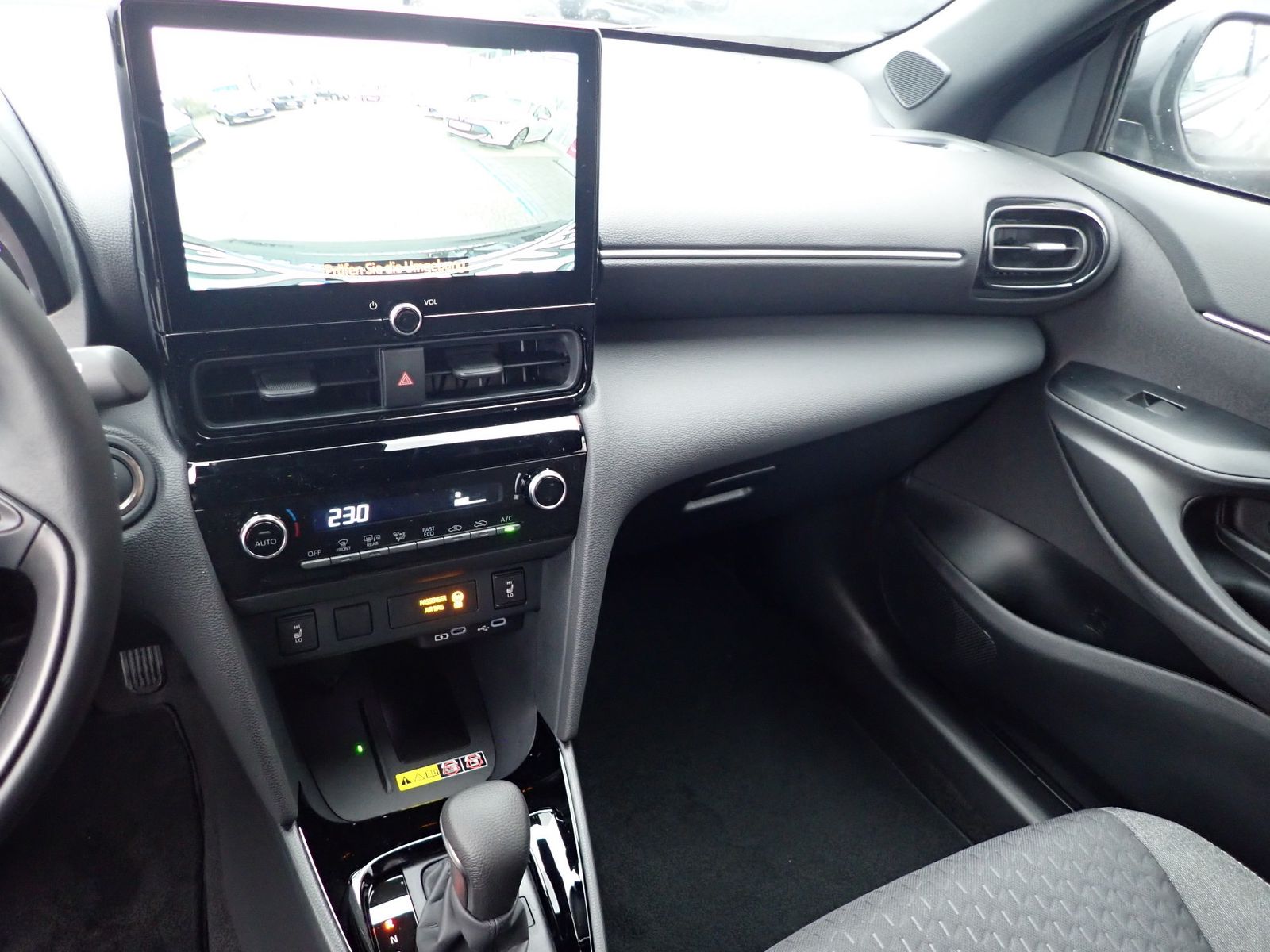 Fahrzeugabbildung Toyota Yaris Cross Black & White