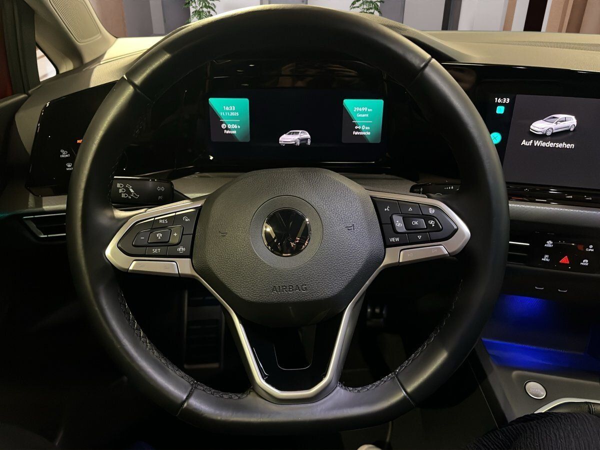 Fahrzeugabbildung Volkswagen Golf Active 1.5 TSI 6-Gang IQ.Light Navi Pano