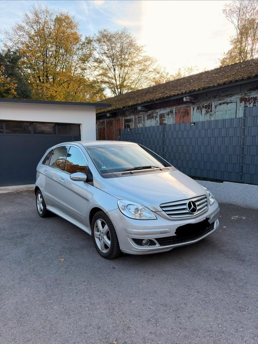 Mercedes-Benz B 180