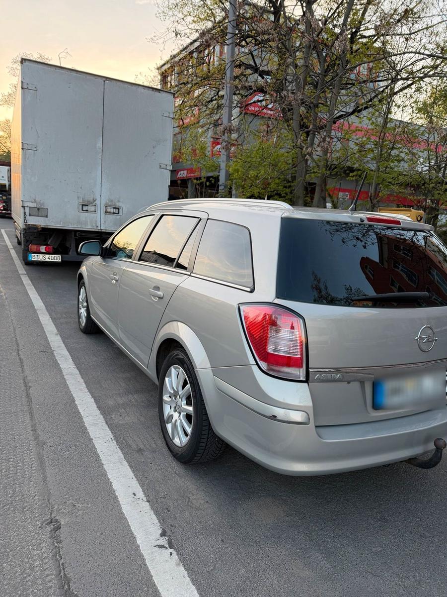 Opel Astra 2009 — rear view