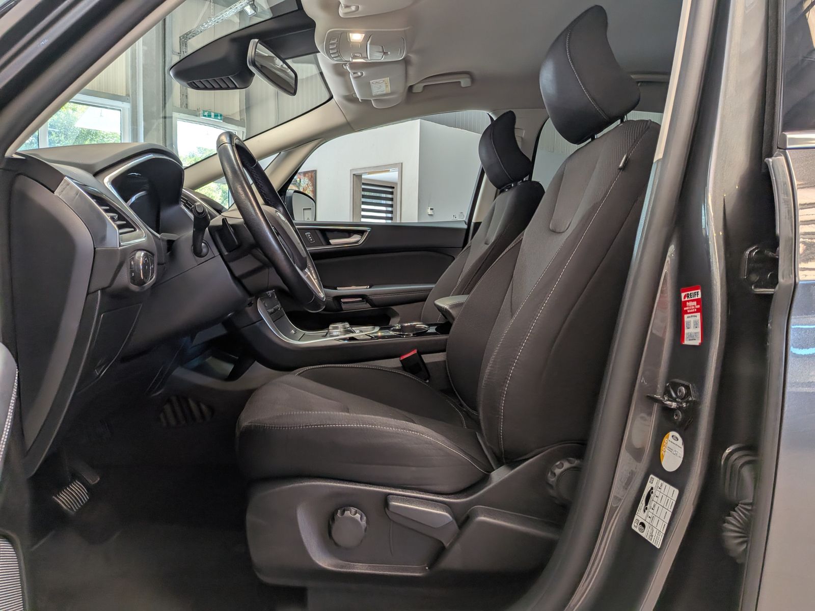 Fahrzeugabbildung Ford S-MAX 2.0 Aut. Titanium*LED*CAM*ACC*AHK*7-SITZE