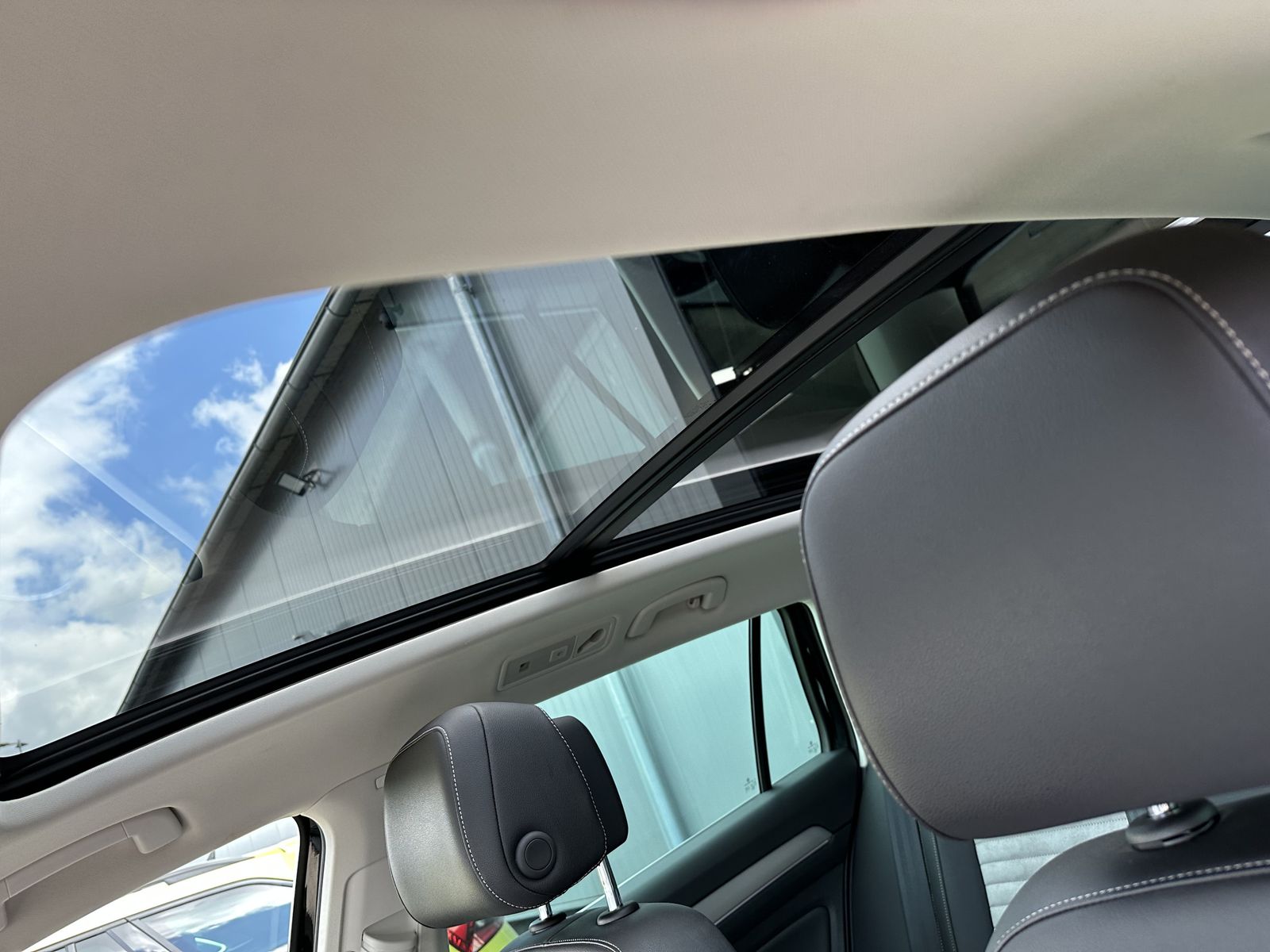 Fahrzeugabbildung Volkswagen Passat Variant HL NAV+LED+AHK+KAM+PANO+19ZO+AID
