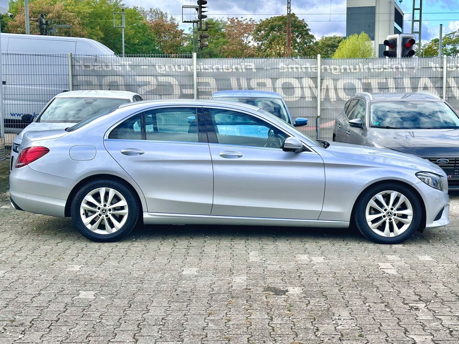 Fahrzeugabbildung Mercedes-Benz C 220 d AVANTGARDE BUSINESS*KAMERA+HEAD-UP*