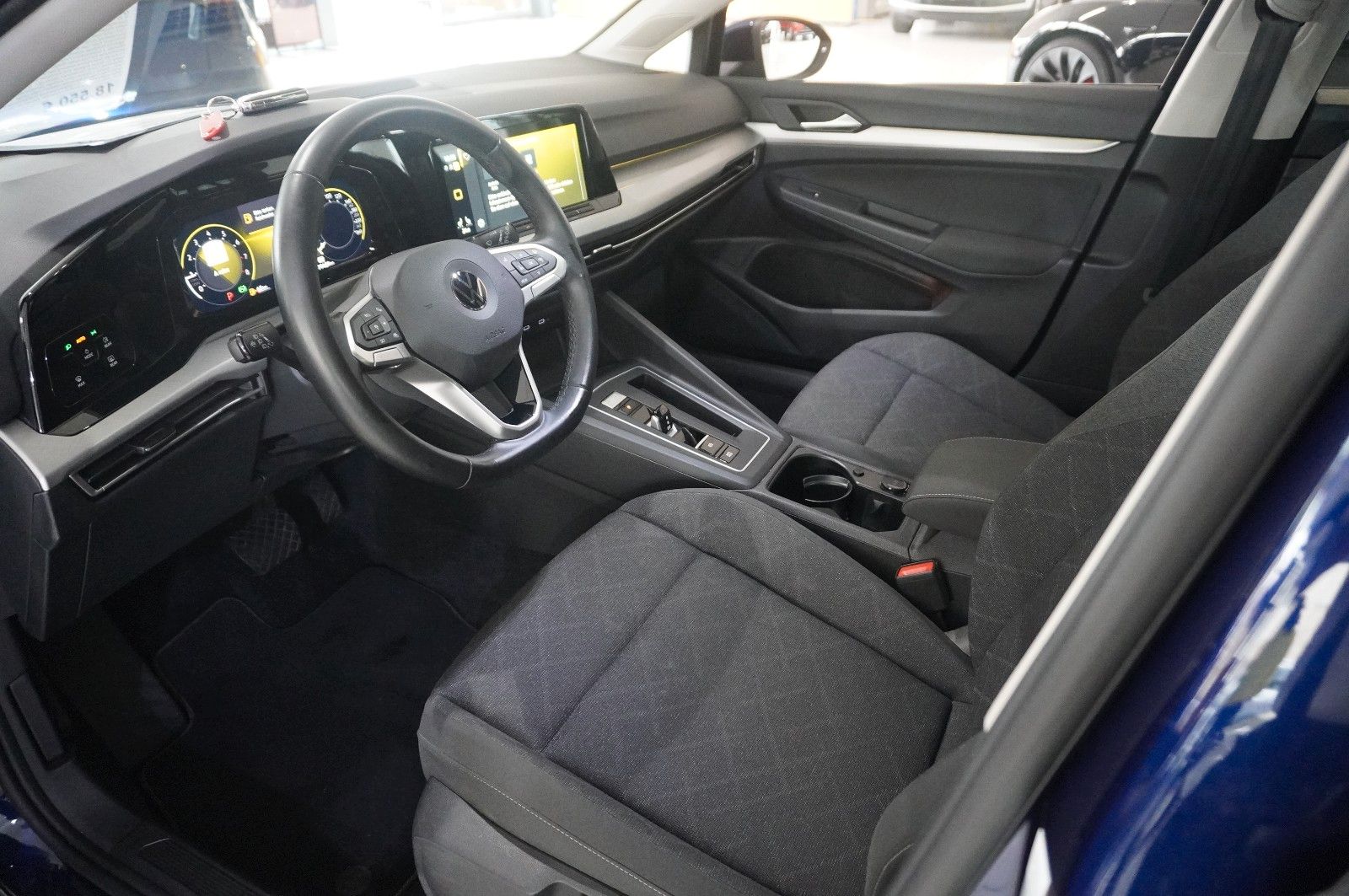 Fahrzeugabbildung Volkswagen Golf VIII Lim. 1.0 E-TSI DSG LIFE NAVI/LED/DAB+