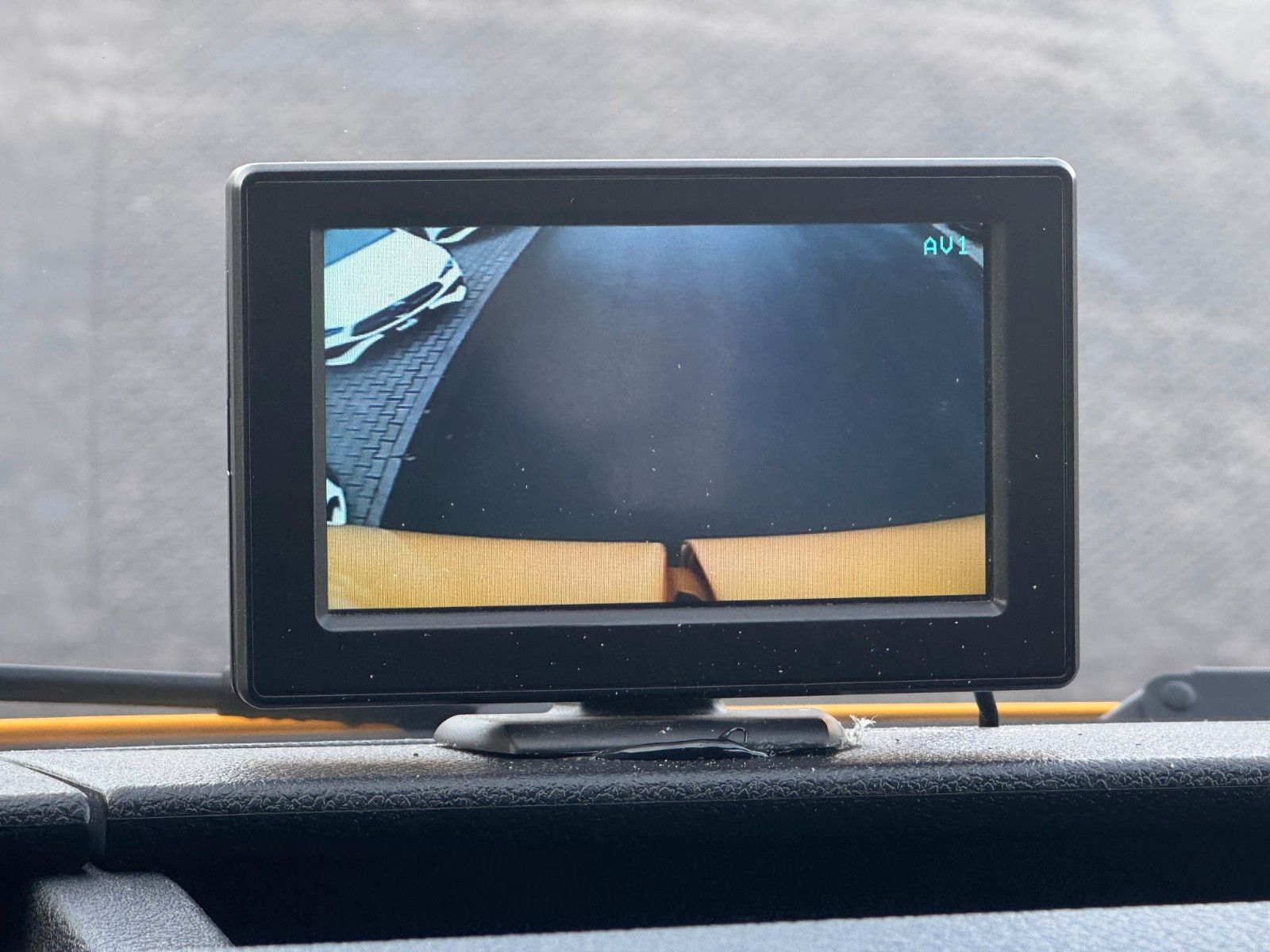 Fahrzeugabbildung Mercedes-Benz eSprinter 312 DHL Regal KEP-Ausbau