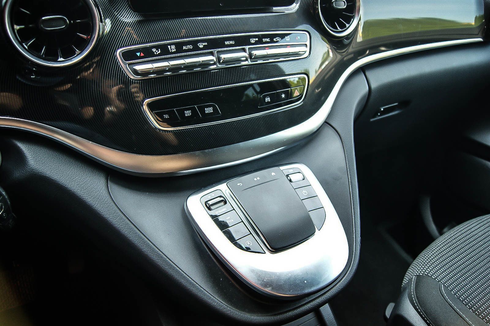 Fahrzeugabbildung Mercedes-Benz V 250 d EDITION lang MBUX 7-SITZE IQ-LED KAMERA
