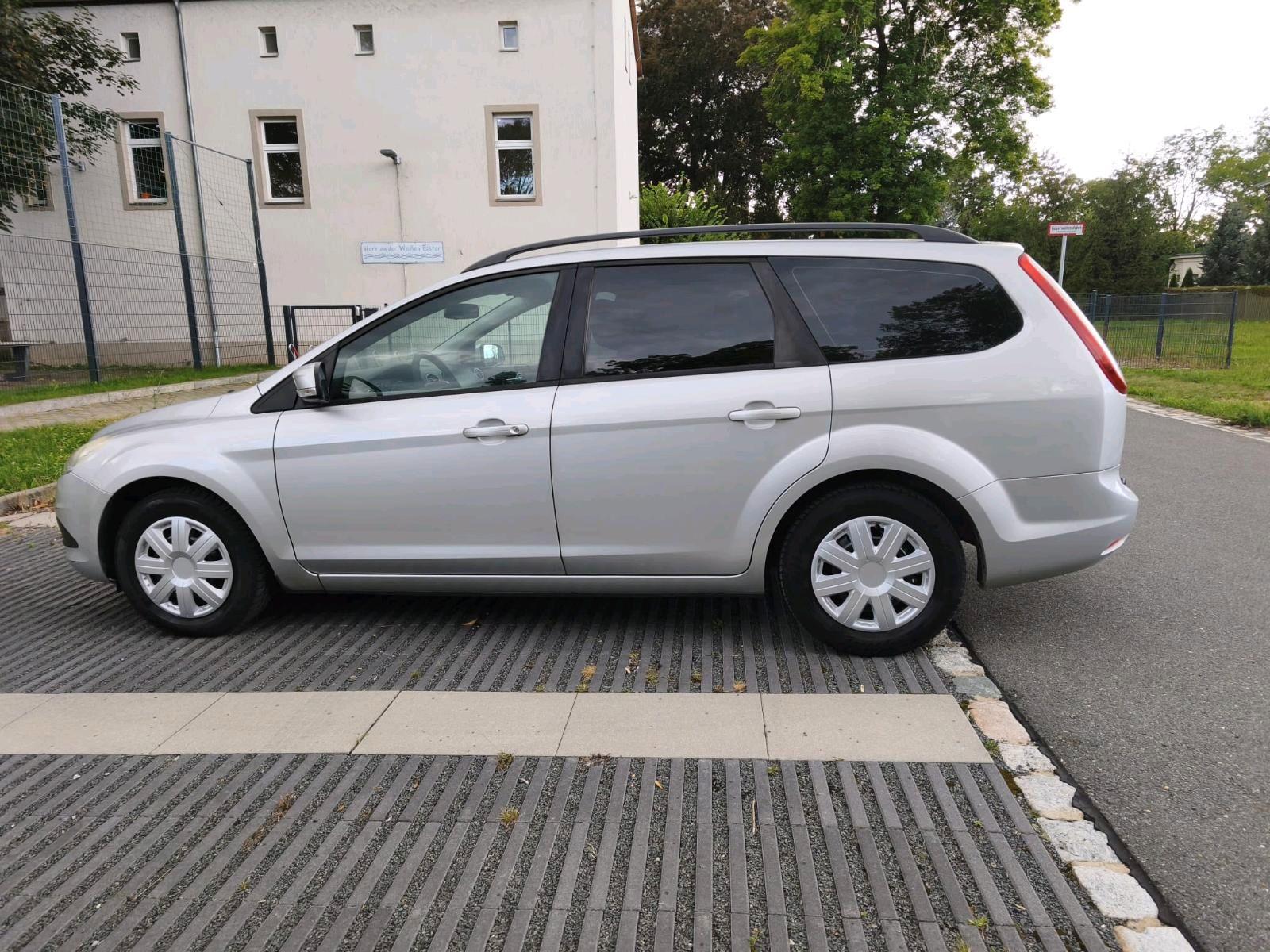 Ford Focus 2010 — photo 8