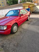 Mercedes-Benz E 220  - Mercedes-Benz E 220: Rot