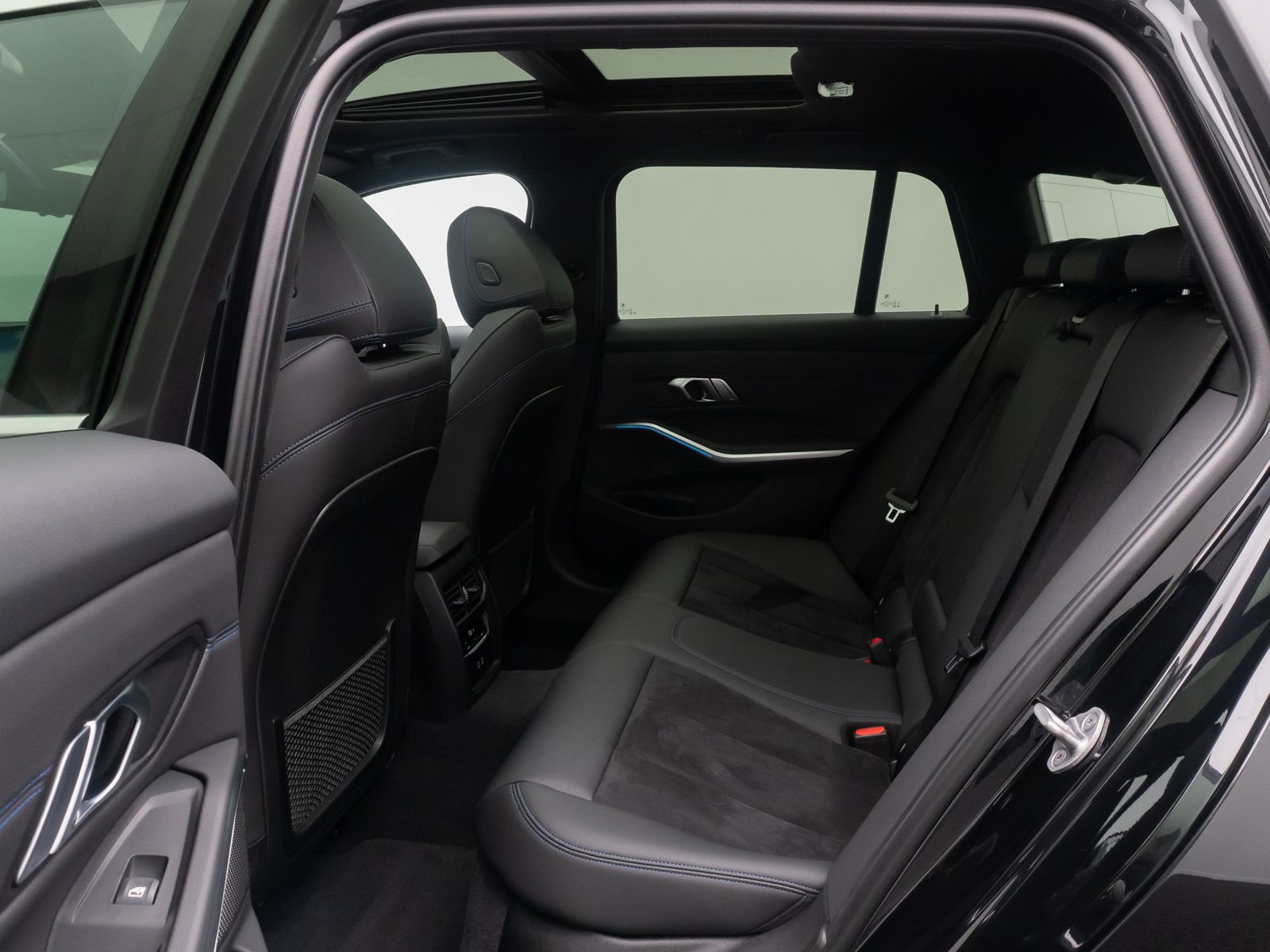 Fahrzeugabbildung BMW 330d xD M Sport DAB Kamera HUD Panorama HiFi 19"