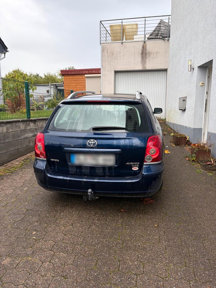 Toyota Avensis 2006 — rear view