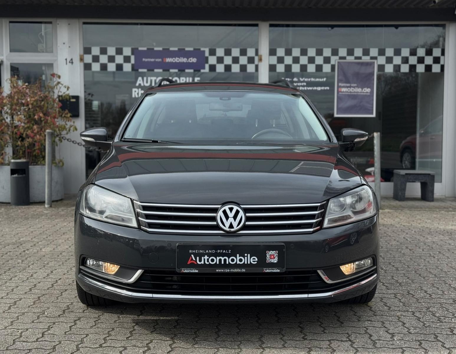 Volkswagen Passat 2012 — rear view