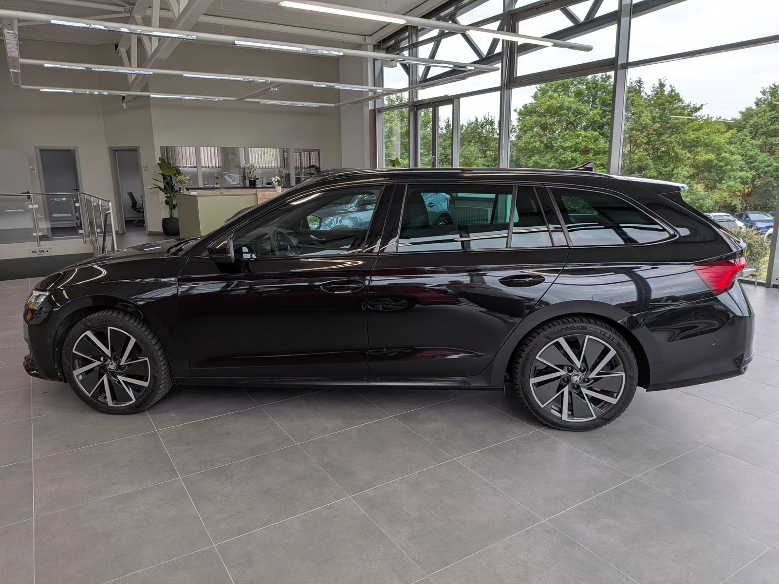 Fahrzeugabbildung SKODA Octavia 2.0TDI Sportline Matrix Canton Pano ACC