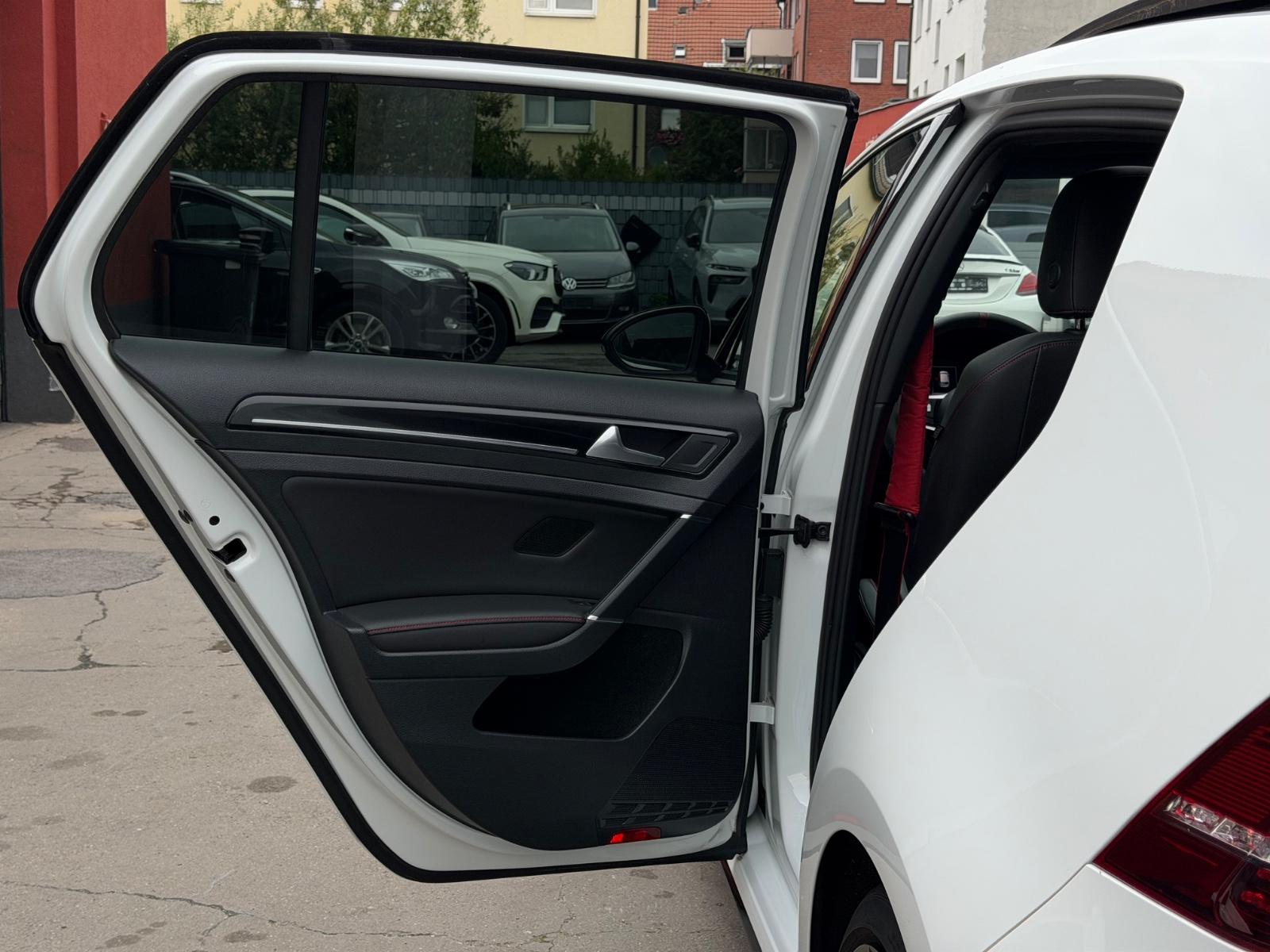 Volkswagen Golf VII Lim. GTI Clubsport*DYNAUDIO*PANO*LEDER*