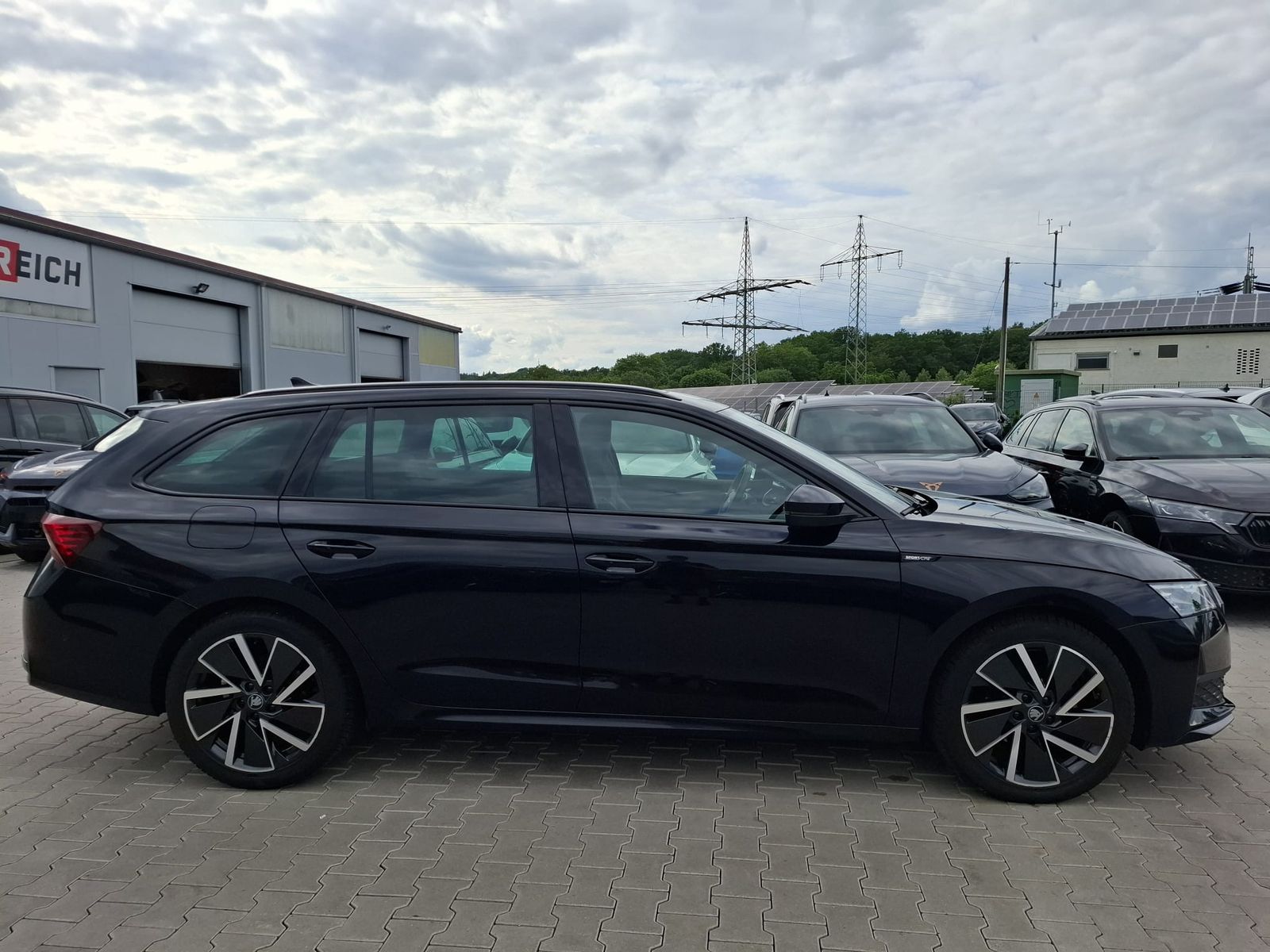 Fahrzeugabbildung SKODA Octavia 1.5 DSG Sportline PANO*MATRIX*AHK*5J.GAR