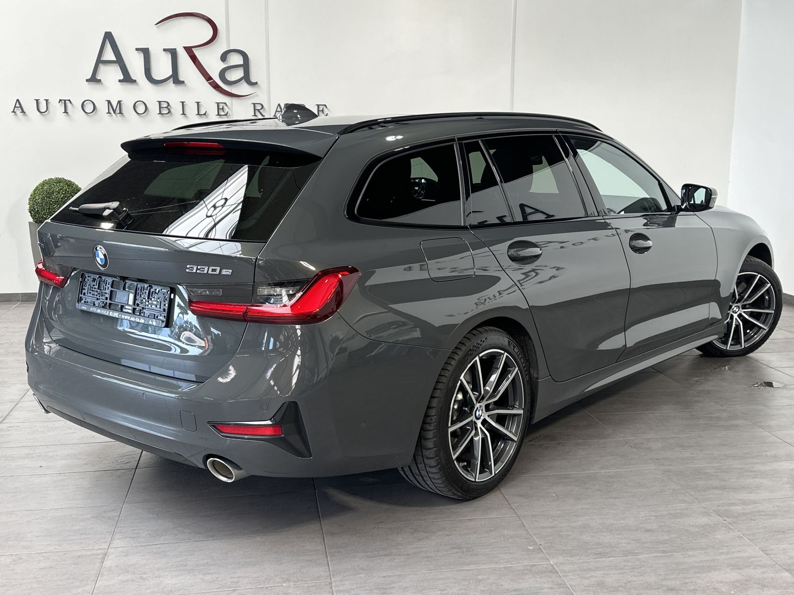Fahrzeugabbildung BMW 330e Touring xDrive Sport Line NAV+LED+AHK+PANO