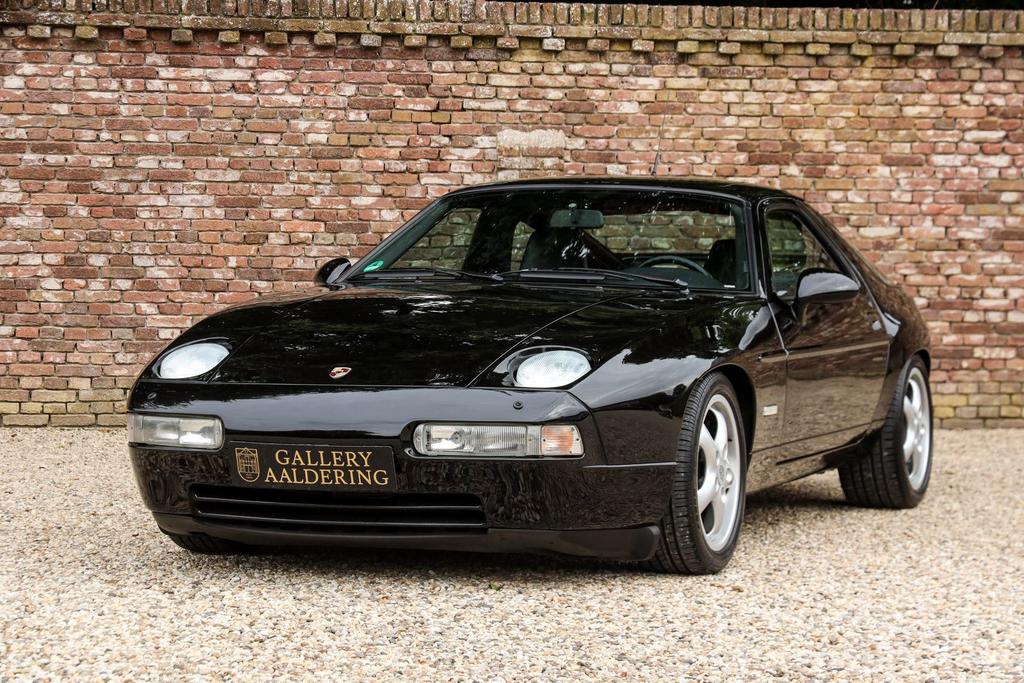 Porsche 928 GTS "Black over black" "Black over black" -