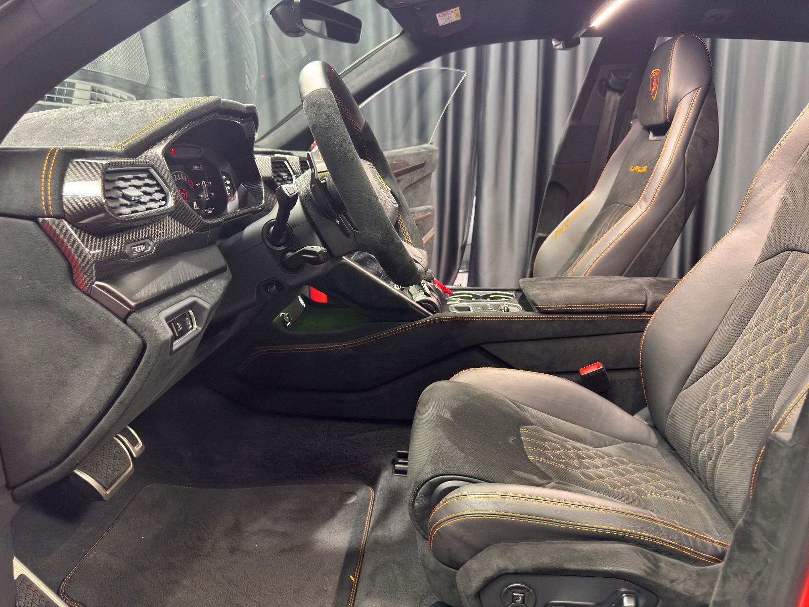 Fahrzeugabbildung Lamborghini Urus Performante|FULL-CARBON|AKRAPOVIC|MASSAGE|